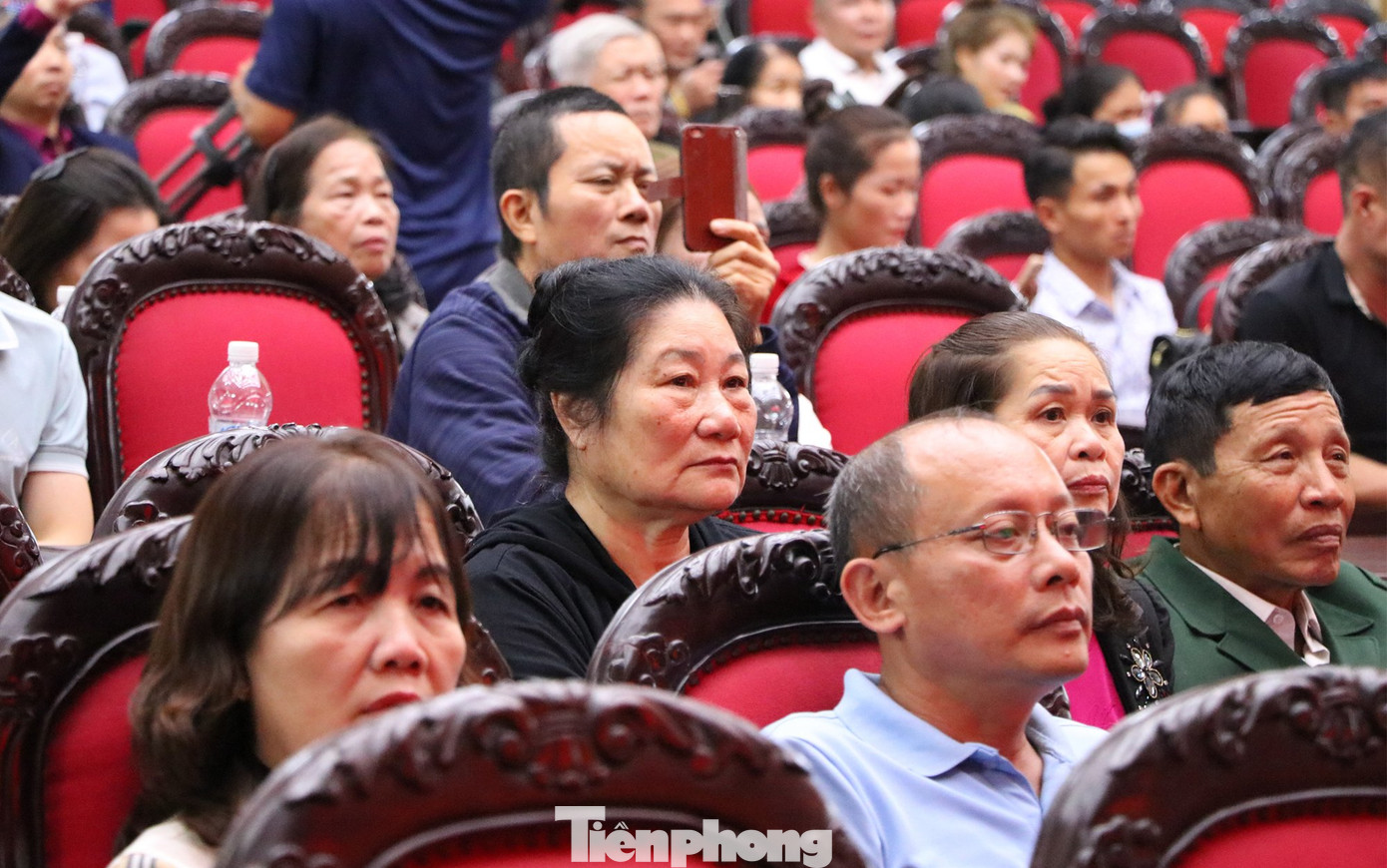 Hàng trăm thân nhân liệt sĩ hai tỉnh Nghệ An, Hà Tĩnh có mặt tại chương trình, xúc động nghẹn ngào.