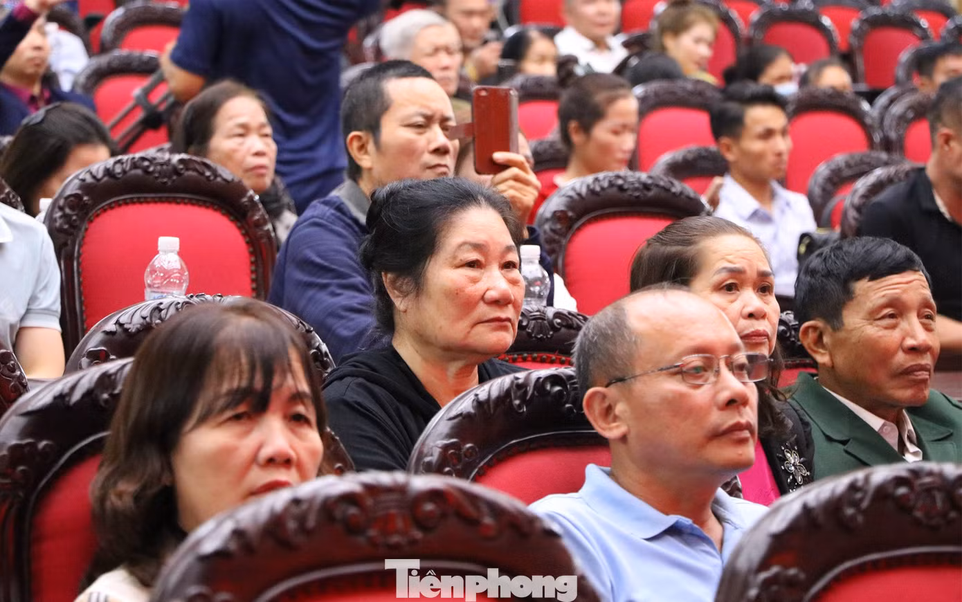 Hàng trăm thân nhân liệt sĩ hai tỉnh Nghệ An, Hà Tĩnh có mặt tại chương trình, xúc động nghẹn ngào. Hàng trăm thân nhân liệt sĩ hai tỉnh Nghệ An, Hà Tĩnh có mặt tại chương trình, xúc động nghẹn ngào.