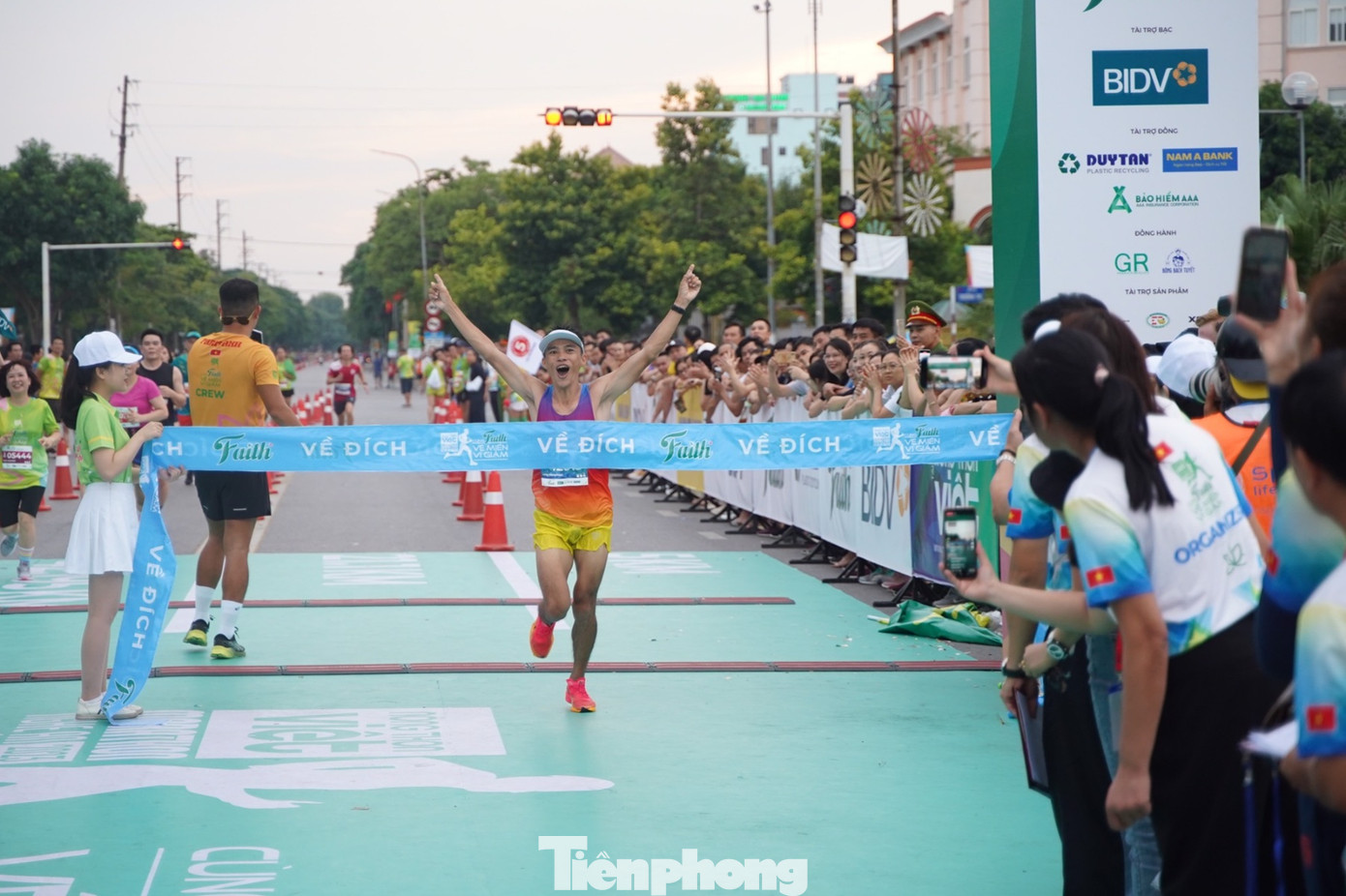 Khoảnh khắc vui sướng khi về đích.