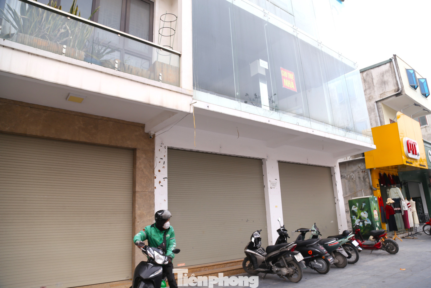 Theo ghi nhận, tại tuyến đường Nguyễn Văn Cừ - phố kinh doanh sầm uất nhất trên địa bàn thành phố Vinh (Nghệ An) nhiều biển cho thuê ki ốt, mặt bằng, thuê nhà... được dán lên để tìm khách thuê dịp giáp Tết nhưng ít người quan tâm.