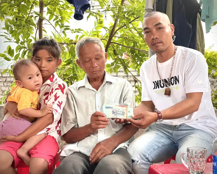 Anh Nguyễn Dũng Quân trao số tiền từ các mạnh thường quân đến tận tay gia đình ông Tôn Anh Nguyễn Dũng Quân trao số tiền từ các mạnh thường quân đến tận tay gia đình ông Tôn