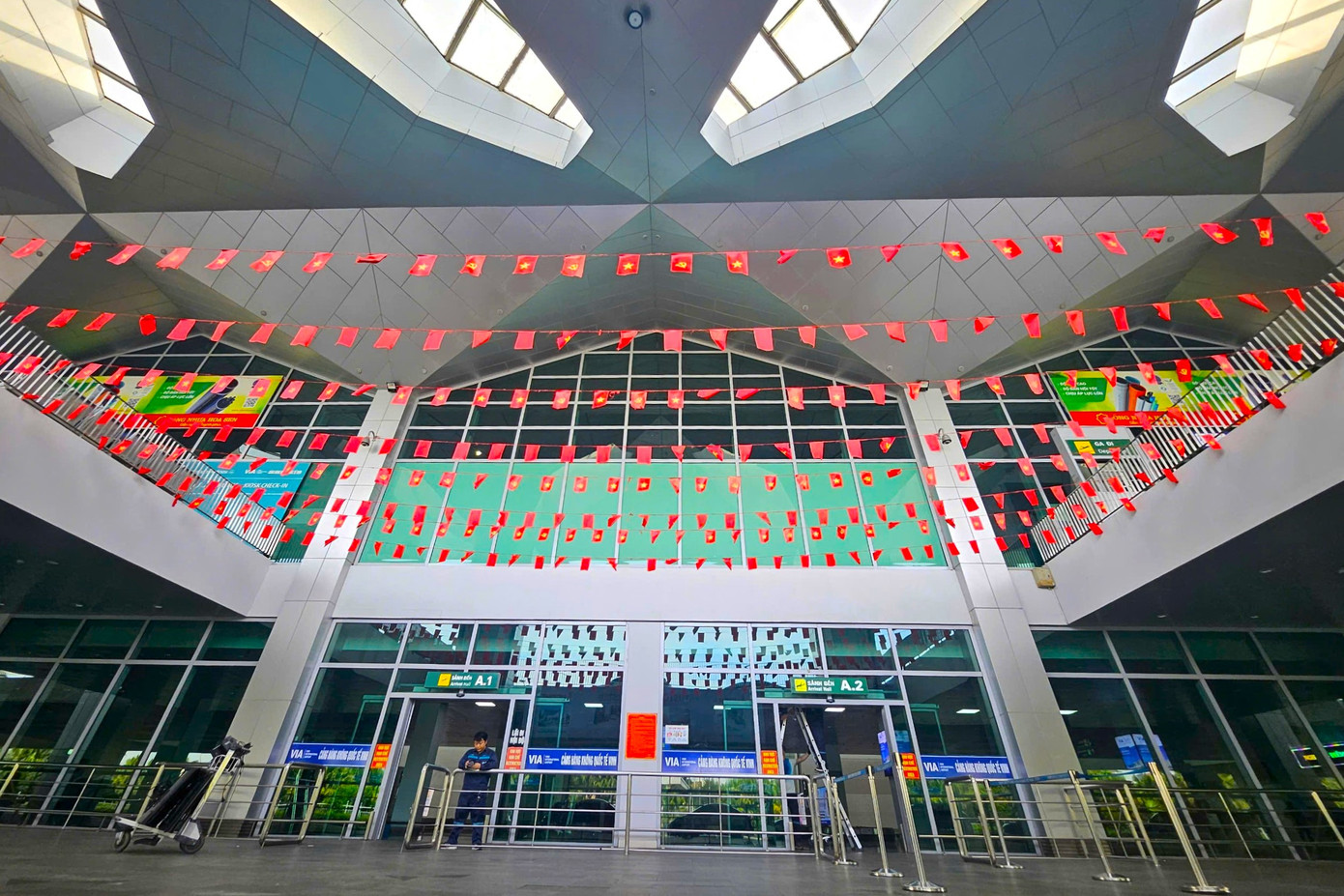 Ô thông tầng phía ngoài nhà ga cũng sẽ được lấp để tăng diện tích khai thác, tạo khu vực công cộng cho hành khách làm thủ tục. Khu vực sảnh đi (đường tầng) và sảnh đến (tầng một) sẽ được che chắn mưa nắng bằng hệ thống mái kính và vách kính ngoài nhà, giúp quá trình vận hành thuận lợi hơn. Ô thông tầng phía ngoài nhà ga cũng sẽ được lấp để tăng diện tích khai thác, tạo khu vực công cộng cho hành khách làm thủ tục. Khu vực sảnh đi (đường tầng) và sảnh đến (tầng một) sẽ được che chắn mưa nắng bằng hệ thống mái kính và vách kính ngoài nhà, giúp quá trình vận hành thuận lợi hơn.