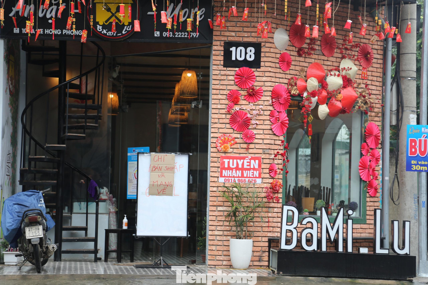 Ông Nguyễn Hoàng Mạnh - Chủ tịch UBND phường Vinh Tân cho biết: “Sau khi TP Vinh công bố cấp độ dịch ở mức 4 trên địa bàn, phường đã quán triệt đến các khối, tuyên truyền trên loa phát thanh, triển khai ký cam kết với các hộ kinh doanh, nhất là những hộ làm dịch vụ ăn uống tạm ngừng đón khách trực tiếp để phòng dịch”.