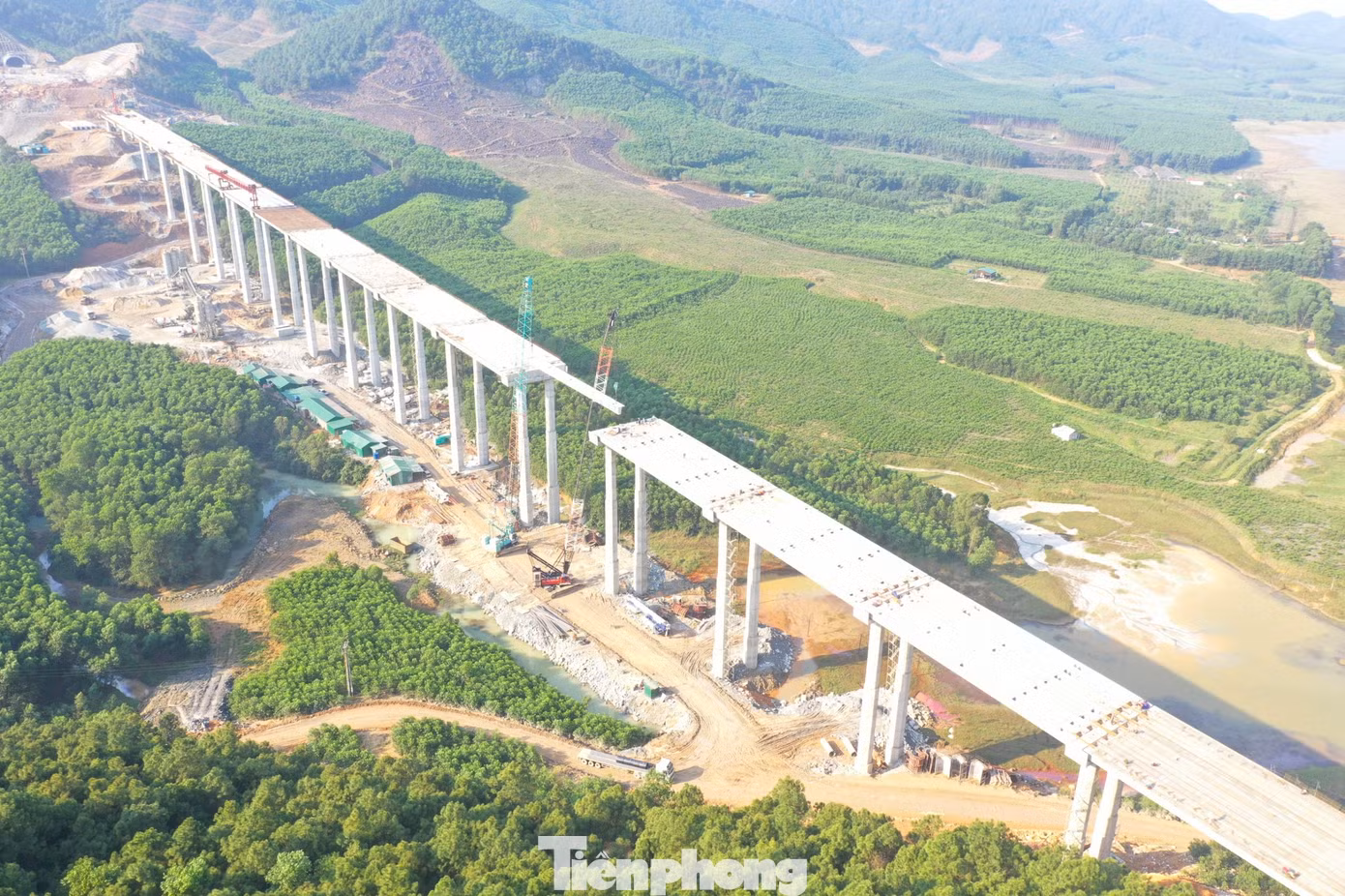 Cầu Xuân Dương 2 - cầu cạn có trụ cao nhất trên tuyến cao tốc Diễn Châu – Bãi Vọt. Cầu Xuân Dương 2 - cầu cạn có trụ cao nhất trên tuyến cao tốc Diễn Châu – Bãi Vọt.