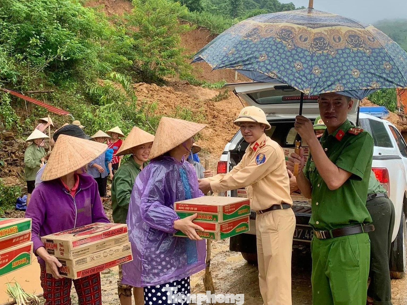 Người dân vui mừng khi nhận nhu yếu phẩm