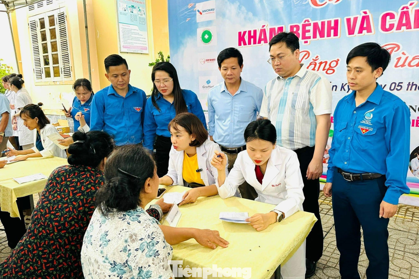 Anh Ngô Thành Công (ngoài cùng bên phải) trong chương trình khám, phát thuốc miễn phí cho người dân.