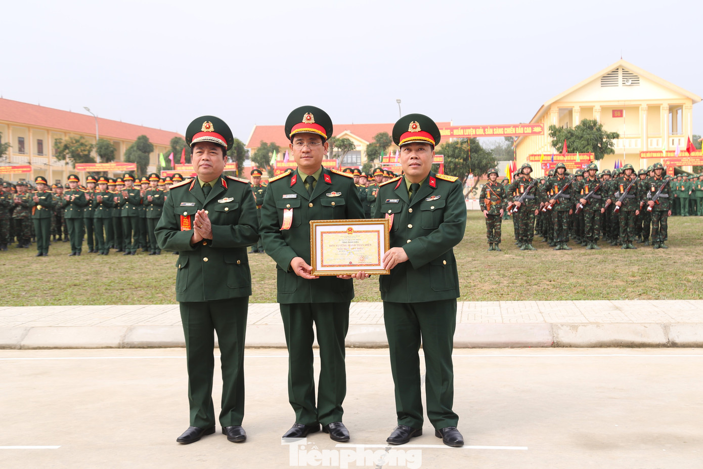 Thừa ủy quyền của Bộ trưởng Bộ Quốc phòng, Thiếu tướng Phan Văn Sỹ - Phó Chủ nhiệm Chính trị Quân khu 4 đã trao danh hiệu Đơn vị vững mạnh toàn diện “Mẫu mực, tiêu biểu” tặng Bộ Chỉ huy Quân sự tỉnh Nghệ An vì đã hoàn thành xuất sắc, toàn diện nhiệm vụ năm 2024.