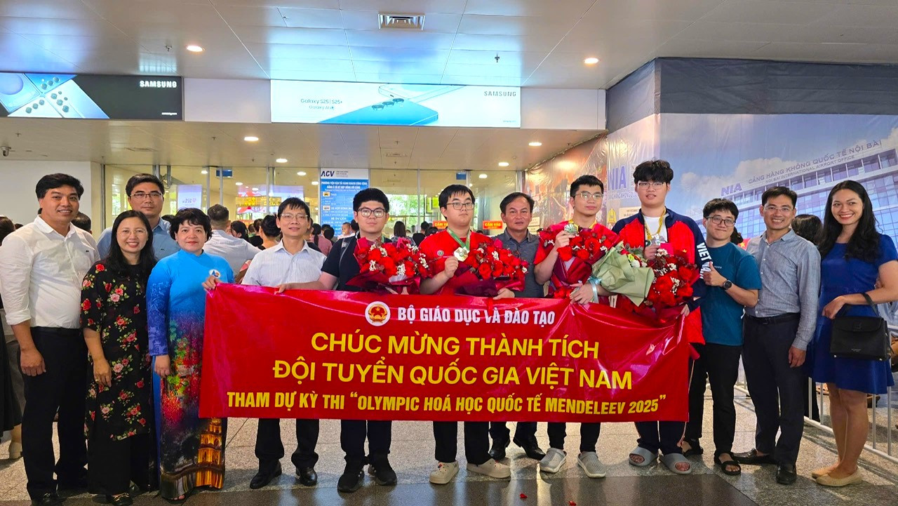 Lễ đón Đội tuyển Việt Nam tham dự Kỳ thi Olympic Hóa học quốc tế Mendeleev.