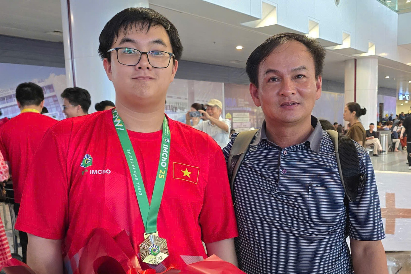 Nguyễn Ngô Đức (trái) là người vừa đem về tấm Huy chương Vàng cho đoàn Việt Nam tại Kỳ thi Olympic Hóa học Mendeleev