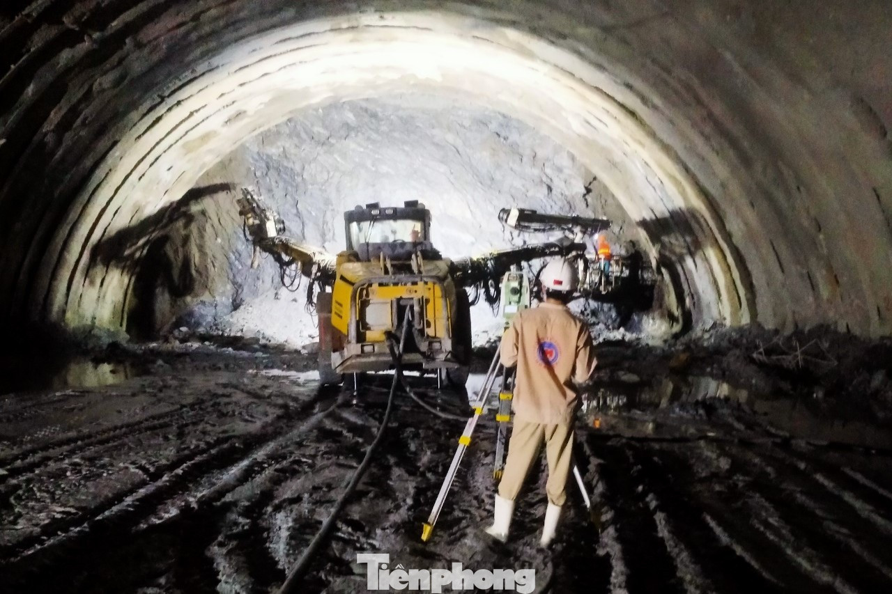 Đầu tháng 9, bên trong hầm phải bị sạt trượt, hàng trăm khối đất đá tràn xuống. Mỗi lần sạt trượt, các kỹ sư, công nhân phải điều máy móc phun bê tông bịt kín toàn bộ vị trí sạt, sau đó đóng ống, bơm xi măng vào để biến toàn bộ khối rời thành một khối đá nhân tạo, sau đó mới đào tiếp. Xuyên suốt cả quá trình thi công, sự cố tương tự nhiều lần xảy ra làm đội chi phí, có lúc phải mất hơn một tháng để xử lý.