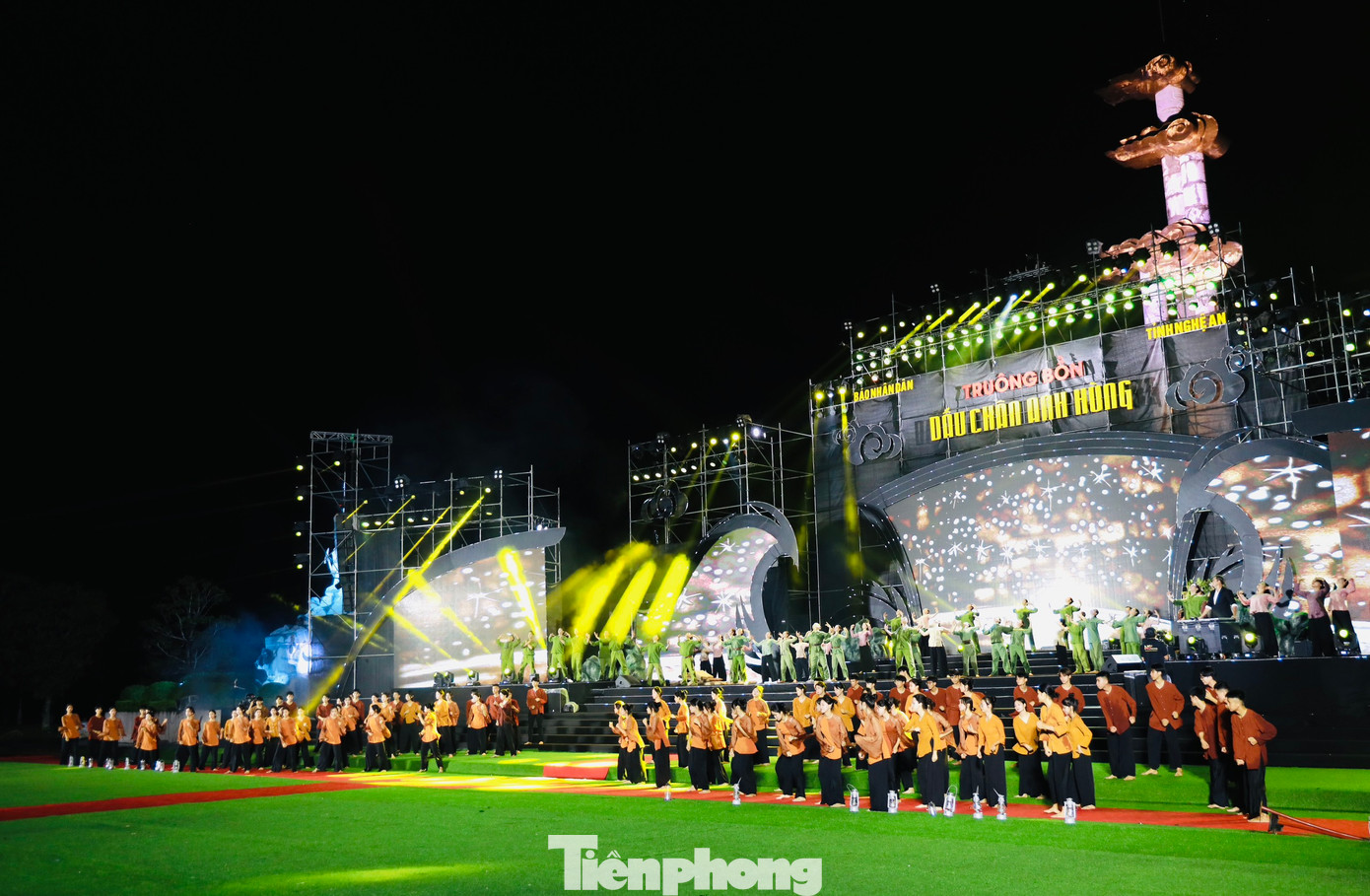 Chương trình nghệ thuật được dàn dựng công phu, tái hiện cuộc chiến đấu và hi sinh oanh liệt của những người lính TNXP trên "tọa độ lửa" Truông Bồn. Chương trình nghệ thuật được dàn dựng công phu, tái hiện cuộc chiến đấu và hi sinh oanh liệt của những người lính TNXP trên "tọa độ lửa" Truông Bồn.