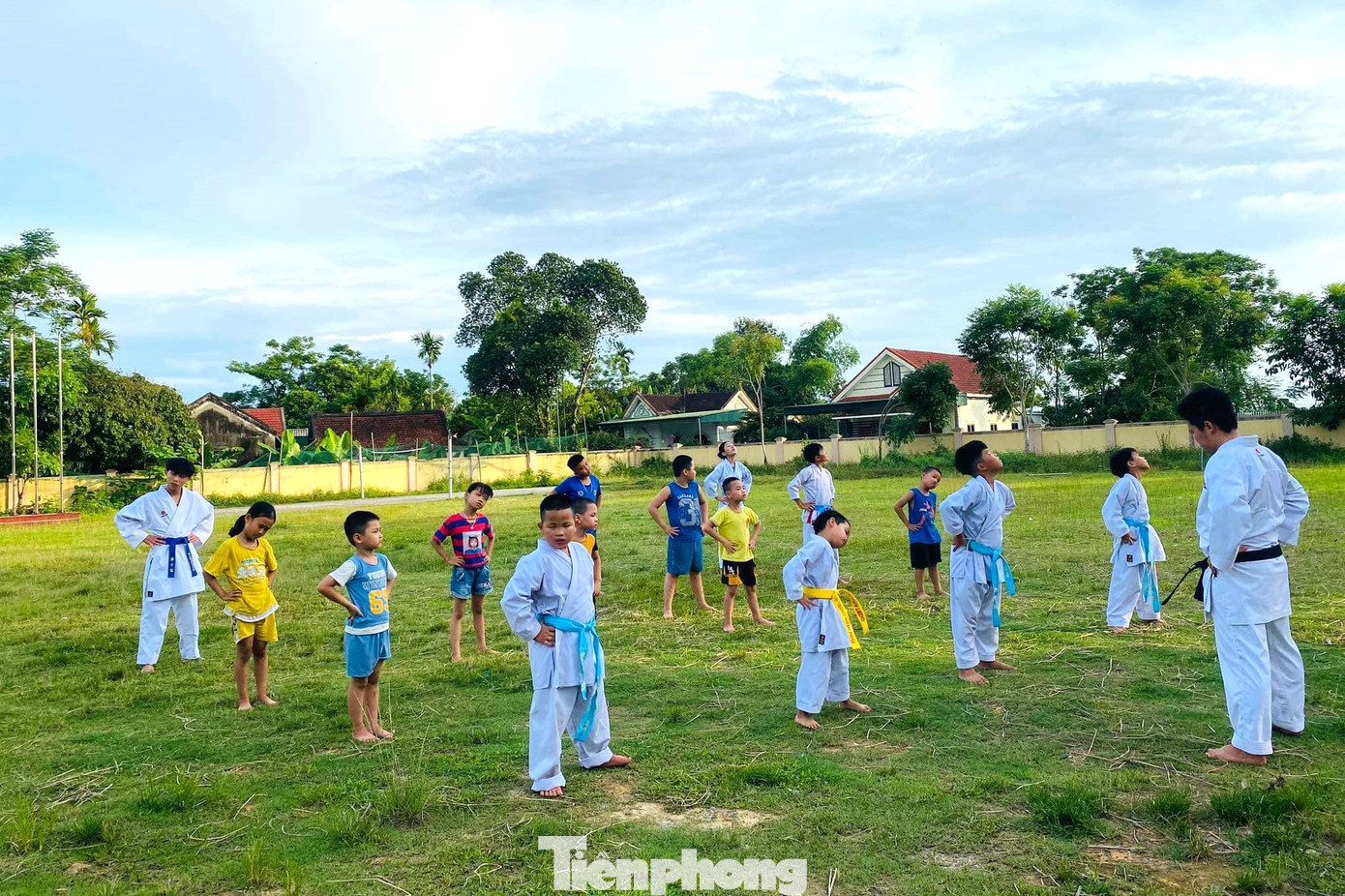 Hè này, Huyện đoàn Đô Lương tổ chức 16 lớp dạy tiếng Anh, 25 lớp dạy bơi, 6 lớp năng khiếu múa miễn phí; 9 lớp võ thuật karatedo; 2 lớp luyện chữ đẹp cho thiếu nhi từ 5-9 tuổi, 3 lớp đá bóng, thu hút hơn 3.000 thanh thiếu nhi tham gia. Trong ảnh, lớp dạy võ karatedo dành cho thiếu nhi Đô Lương.