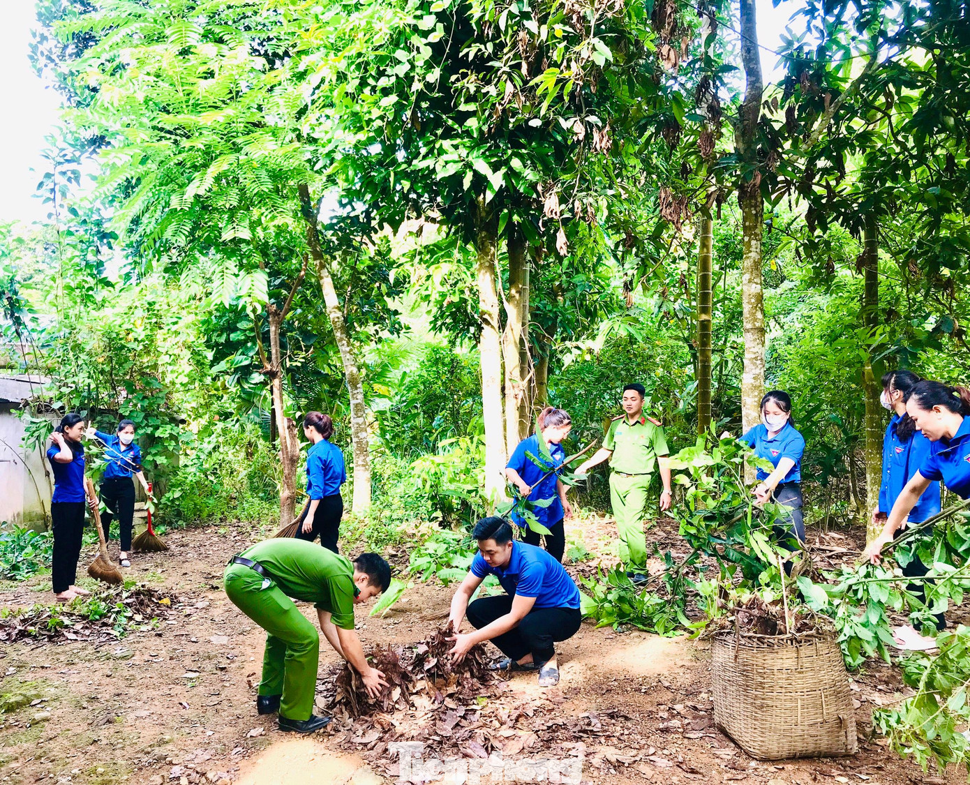 Dịp này, ĐVTN còn giúp các gia đình dọn dẹp vệ sinh, chỉnh trang trong khuôn viên cho các gia đình chính sách