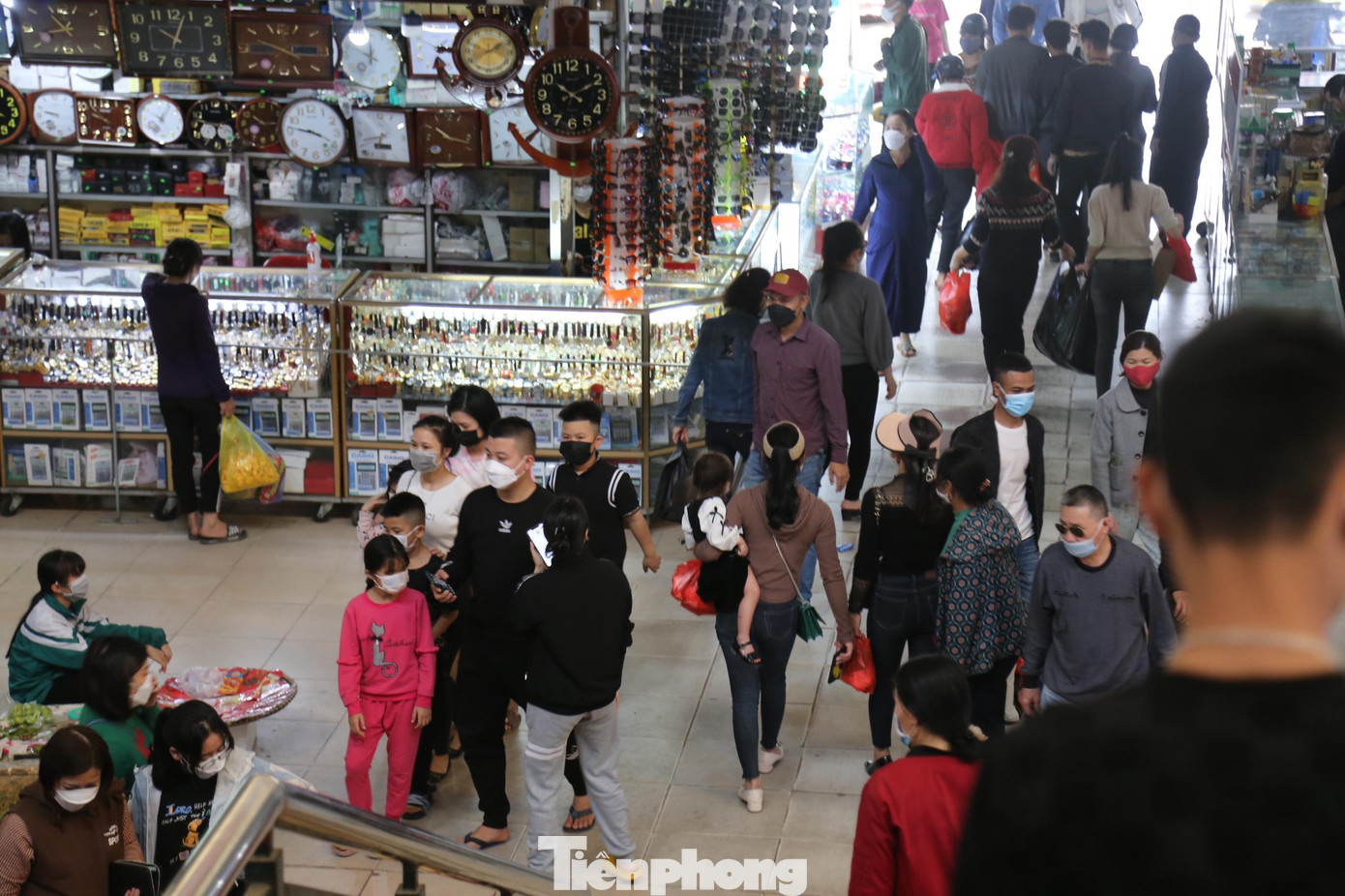 Lượng người đổ về chợ Vinh mua sắm Tết sáng nay rất đông. Chị Nguyễn Thị Hường, trú phường Hà Huy Tập chia sẻ: “Hôm nay đã là 27 Tết. Tôi cùng chồng tranh thủ đi sắm Tết. Chợ hôm nay đông vui, nhộn nhịp hơn những ngày thường. Rút kinh nghiệm từ năm ngoái mua nhiều thứ mà không dùng đến nên năm nay tôi mua vừa dùng, tránh lãng phí”.