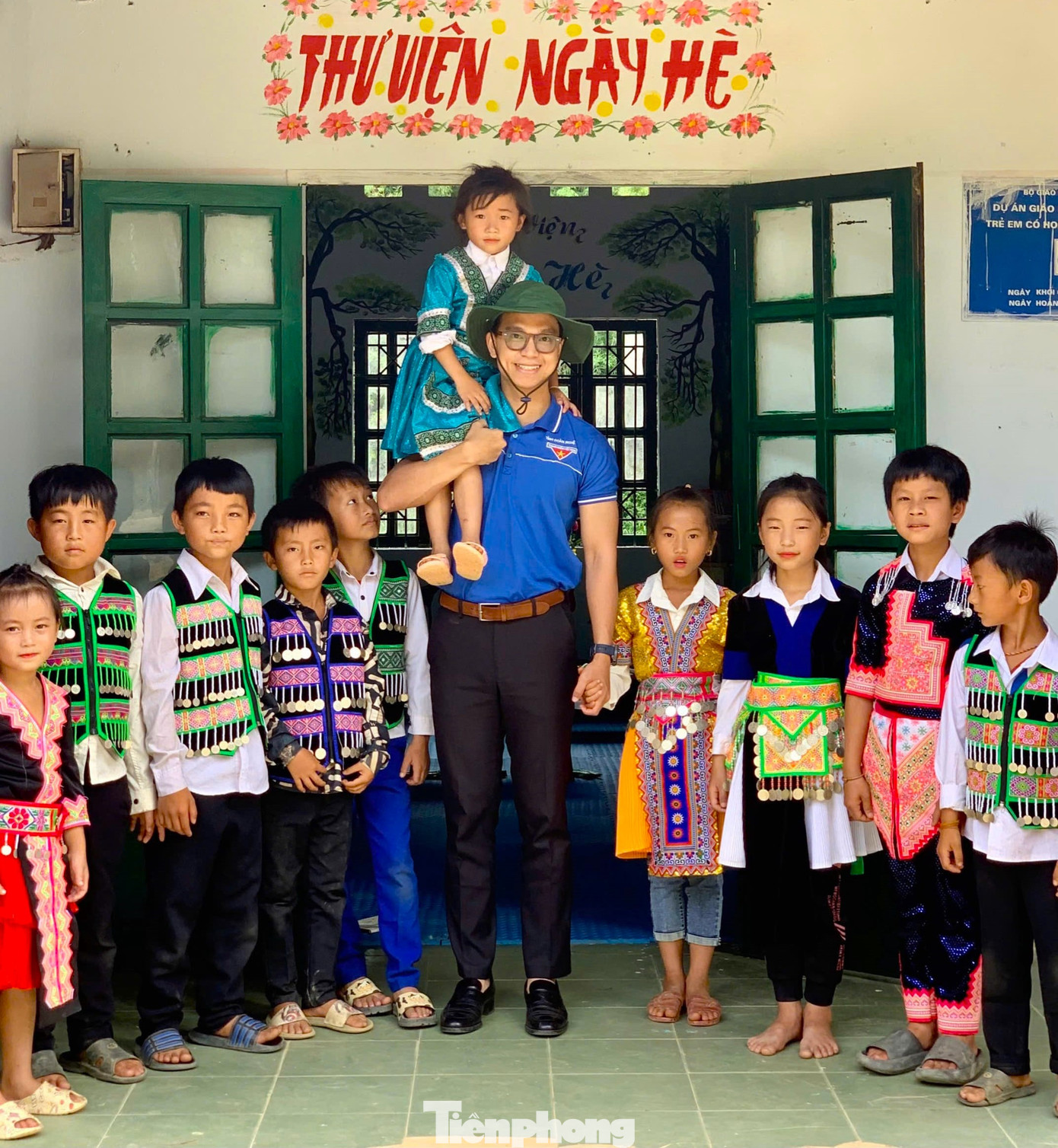 Anh Mạnh trao tặng công trình “Thư viện cho em” cho các em học sinh huyện miền núi Tương Dương, Nghệ An. Anh Mạnh trao tặng công trình “Thư viện cho em” cho các em học sinh huyện miền núi Tương Dương, Nghệ An.