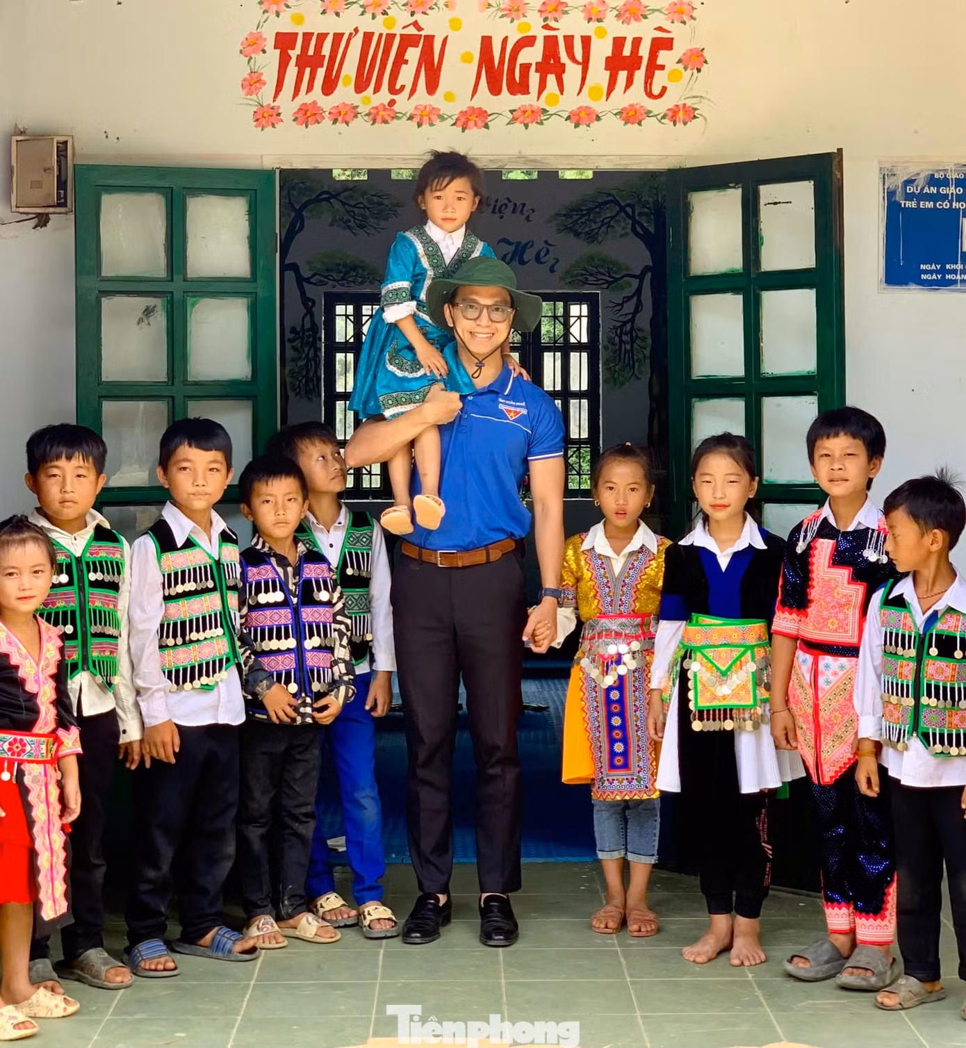 Anh Mạnh trao tặng công trình “Thư viện cho em” cho các em học sinh huyện miền núi Tương Dương, Nghệ An. Anh Mạnh trao tặng công trình “Thư viện cho em” cho các em học sinh huyện miền núi Tương Dương, Nghệ An.