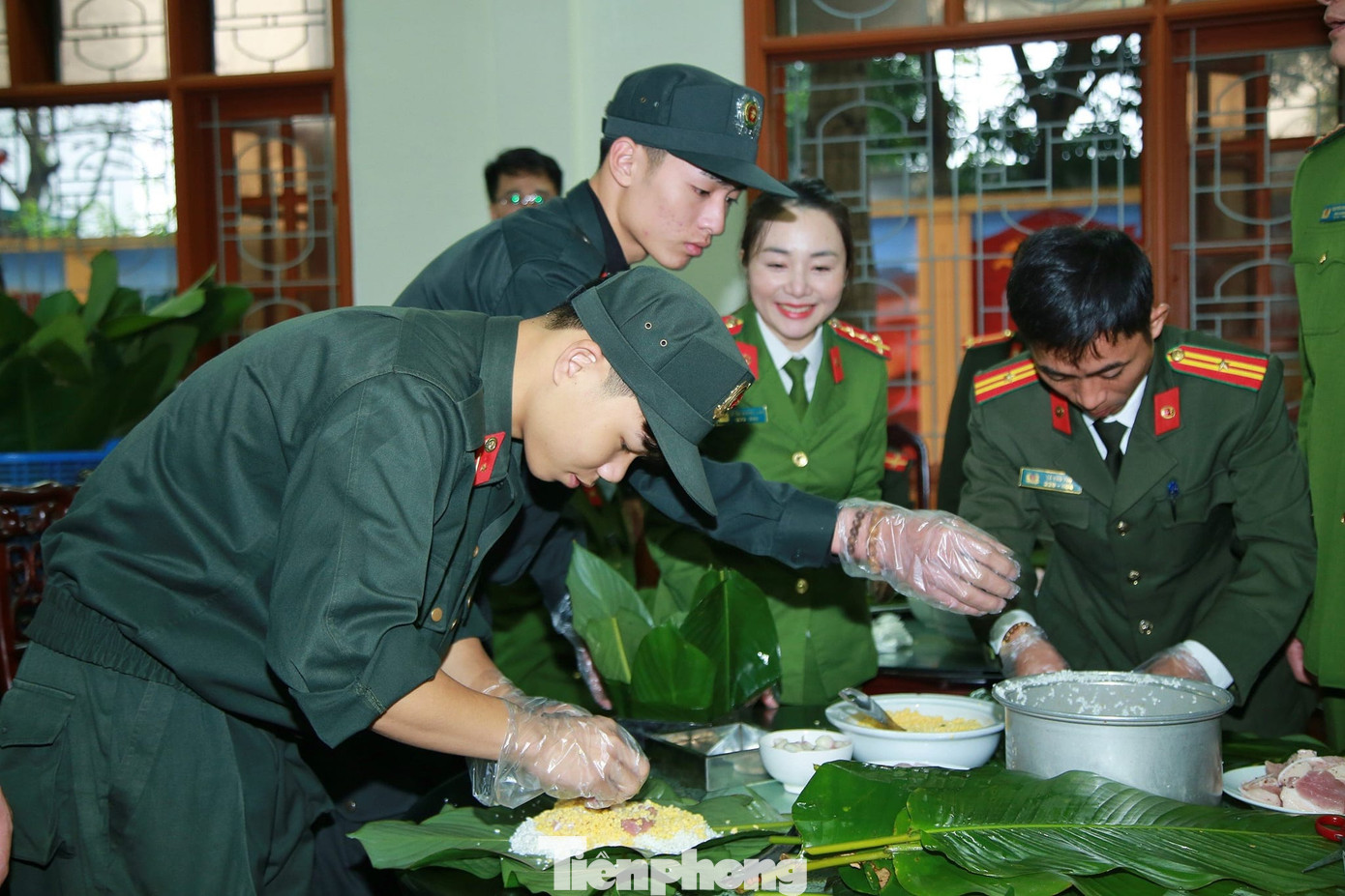 Thượng tá Nguyễn Đức Cường - Phó Giám đốc Công an tỉnh Nghệ An chia sẻ: “Với những người bệnh phải điều trị dài ngày tại các bệnh viện, mỗi dịp Tết đến Xuân về lại càng ý nghĩa hơn, bởi đây là khoảng thời gian họ và gia đình phải chấp nhận ở lại bệnh viện để điều trị. Thấu hiểu tâm tư, khó khăn đó, những năm qua, Công an tỉnh Nghệ An đã tích cực tổ chức các hoạt động chăm lo, động viên cho các bệnh nhân phải ở lại điều trị trong Tết. Qua đó ngày càng lan tỏa hình ảnh đẹp của người cán bộ chiến sĩ công an bản lĩnh, nhân văn, vì nhân dân phục vụ”.