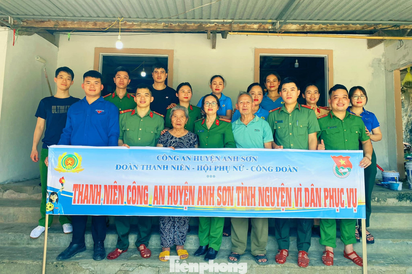 Những ngày qua, ngôi nhà của ông Bùi Đức Sâm, trú tại thôn 4, xã Thạch Sơn, huyện Anh Sơn, Nghệ An vui, ấm cúng hơn khi được lực lượng Đoàn Thanh niên, Hội phụ nữ, Công đoàn Công an huyện Anh Sơn, Công an xã Thạch Sơn tổ chức sửa chữa nhà ở và nấu “Bữa cơm yêu thương”. Ông Sâm là người có công với cách mạng, hoàn cảnh khó khăn.