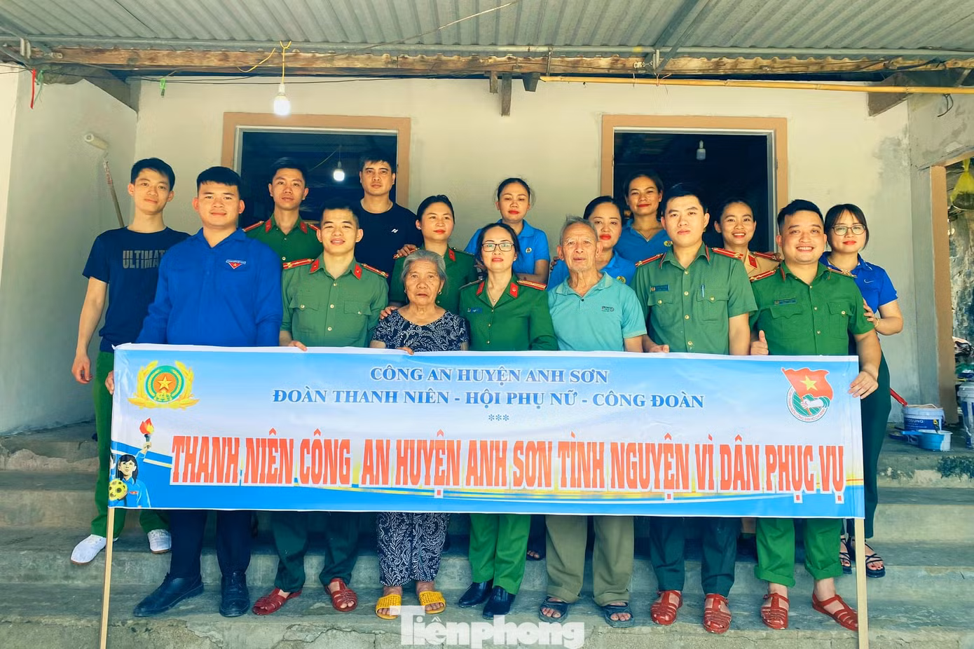 Những ngày qua, ngôi nhà của ông Bùi Đức Sâm, trú tại thôn 4, xã Thạch Sơn, huyện Anh Sơn, Nghệ An vui, ấm cúng hơn khi được lực lượng Đoàn Thanh niên, Hội phụ nữ, Công đoàn Công an huyện Anh Sơn, Công an xã Thạch Sơn tổ chức sửa chữa nhà ở và nấu “Bữa cơm yêu thương”. Ông Sâm là người có công với cách mạng, hoàn cảnh khó khăn. Những ngày qua, ngôi nhà của ông Bùi Đức Sâm, trú tại thôn 4, xã Thạch Sơn, huyện Anh Sơn, Nghệ An vui, ấm cúng hơn khi được lực lượng Đoàn Thanh niên, Hội phụ nữ, Công đoàn Công an huyện Anh Sơn, Công an xã Thạch Sơn tổ chức sửa chữa nhà ở và nấu “Bữa cơm yêu thương”. Ông Sâm là người có công với cách mạng, hoàn cảnh khó khăn.