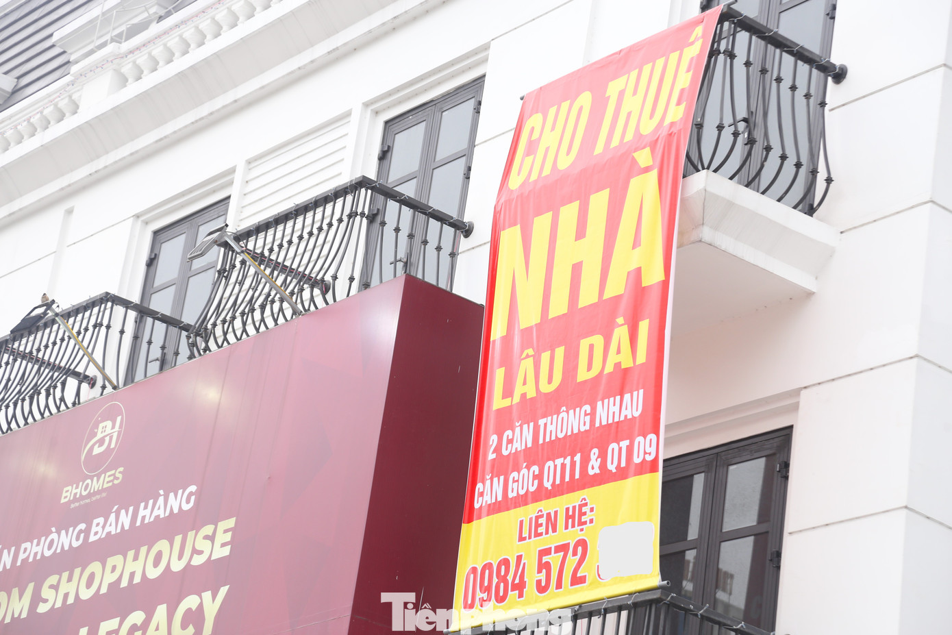 Không khó bắt gặp những tấm biển "cho thuê nhà" trên đường Quang Trung, thành phố Vinh.