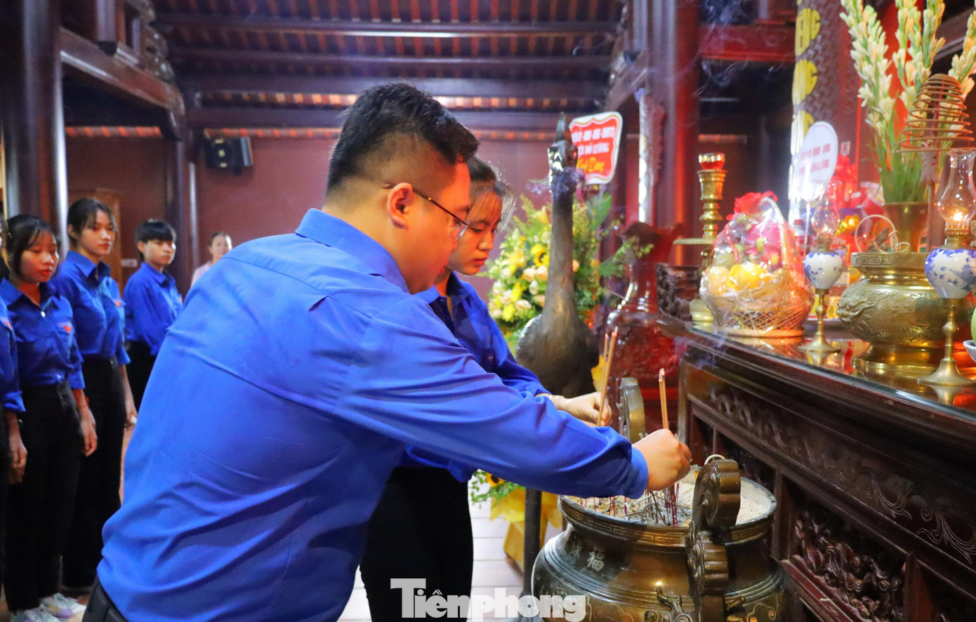 Dâng hương tại khu lưu niệm đồng chí Lê Hồng Phong