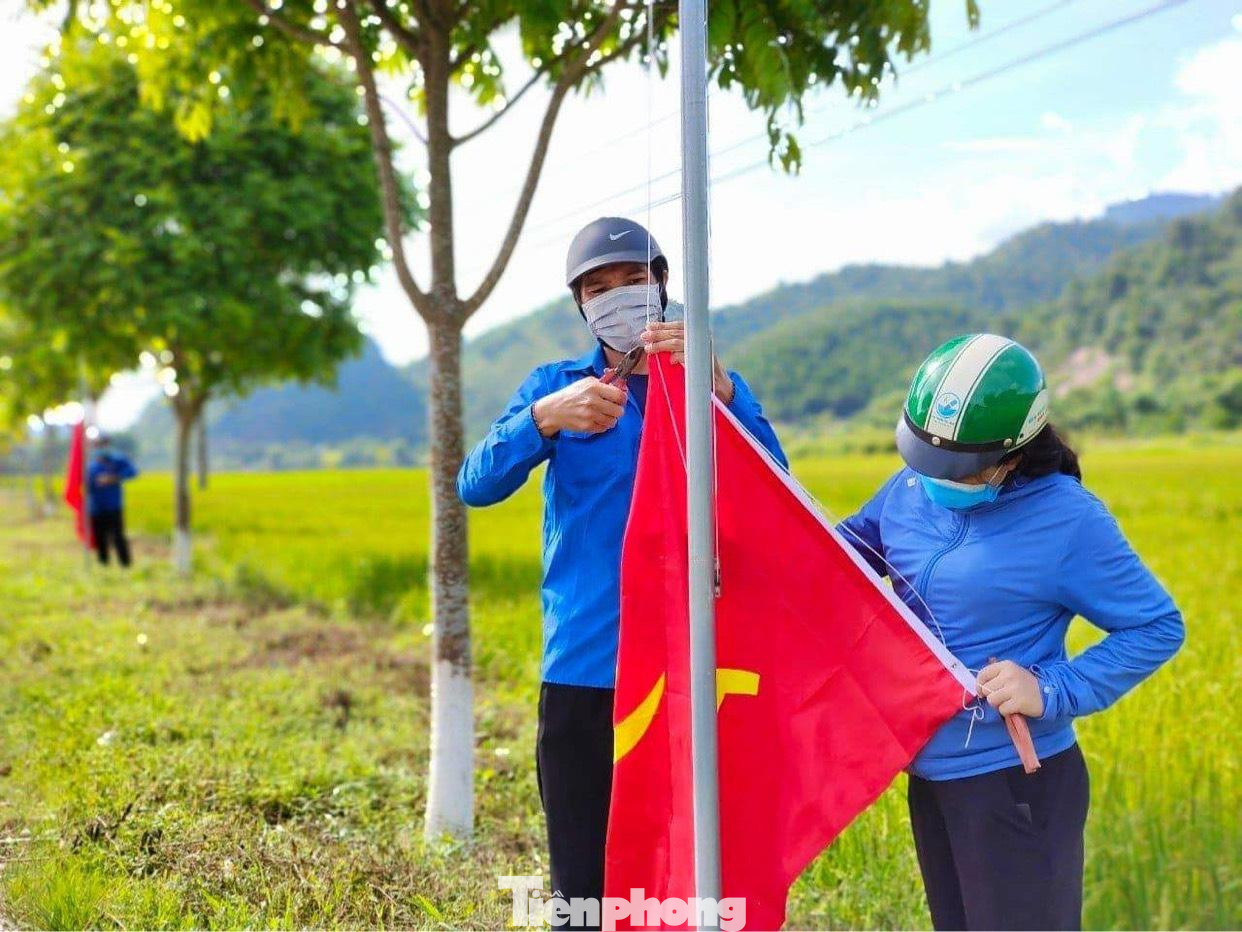 Đối với thế hệ trẻ, có nhiều cách để thể hiện tình yêu đất nước, và dù bằng cách này hay cách khác thì tình yêu Tổ quốc như mạch nguồn mỗi ngày được thấm sâu, chảy mãi trong trái tim mỗi người dân Việt Nam. Đối với thế hệ trẻ, có nhiều cách để thể hiện tình yêu đất nước, và dù bằng cách này hay cách khác thì tình yêu Tổ quốc như mạch nguồn mỗi ngày được thấm sâu, chảy mãi trong trái tim mỗi người dân Việt Nam.