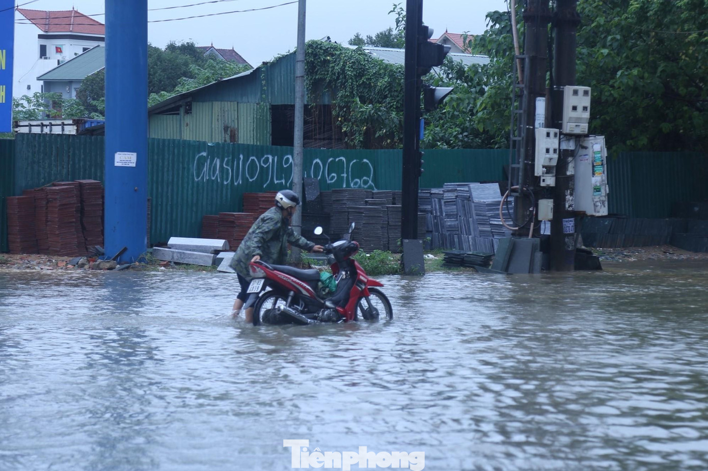 Nhiều phương tiện bị ngập nước chết máy, người dân phải xuống đẩy bộ. Nhiều phương tiện bị ngập nước chết máy, người dân phải xuống đẩy bộ.