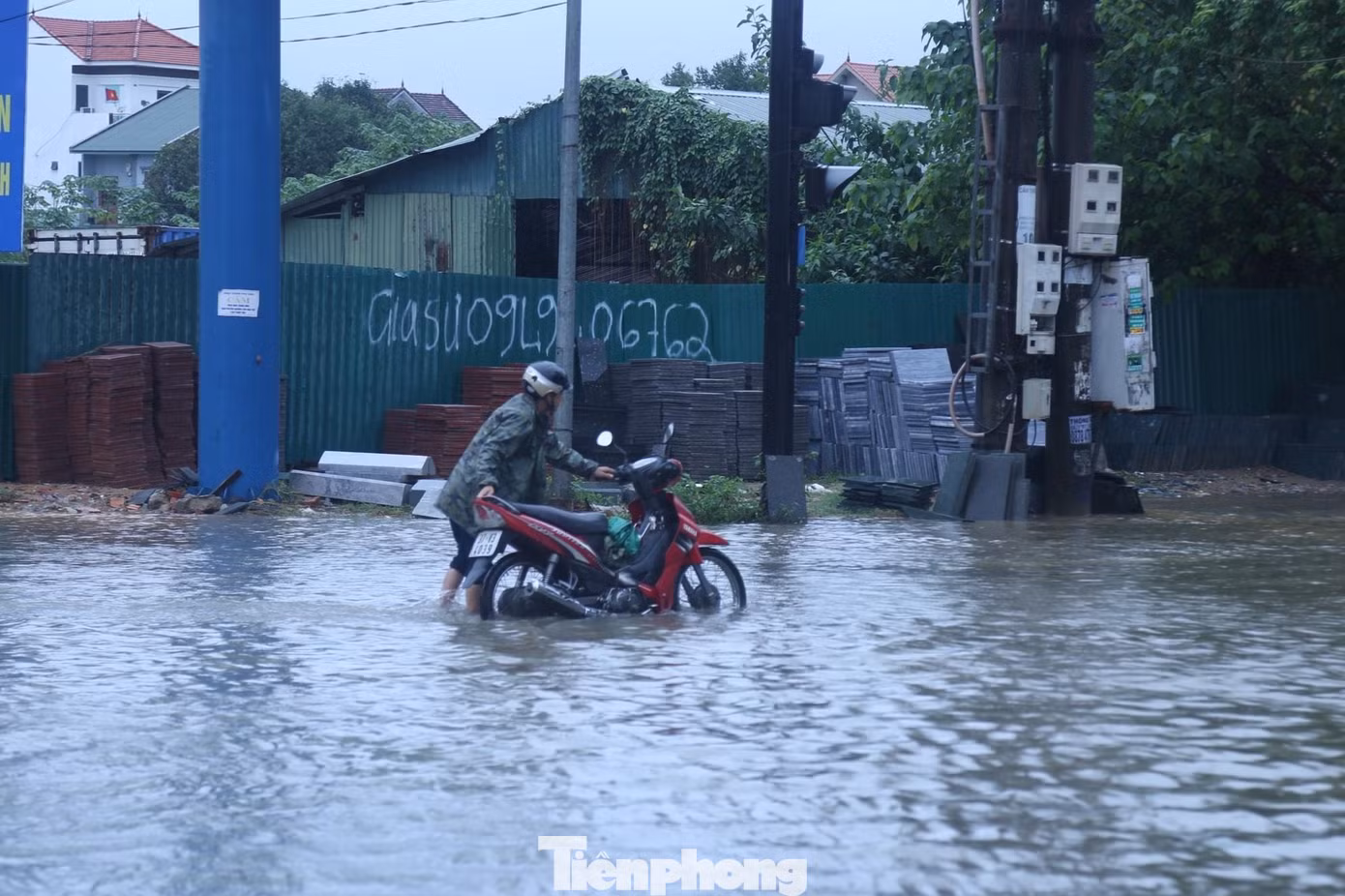 Nhiều phương tiện bị ngập nước chết máy, người dân phải xuống đẩy bộ. Nhiều phương tiện bị ngập nước chết máy, người dân phải xuống đẩy bộ.