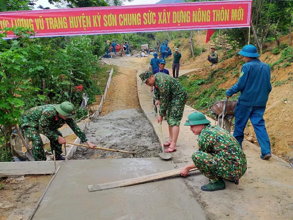 Cán bộ, chiến sĩ Ban CHQS huyện Kỳ Sơn phối hợp với các tổ chức, đoàn thể giúp người dân bản Xốp Thạng, xã Hữu Lập làm đường giao thông Cán bộ, chiến sĩ Ban CHQS huyện Kỳ Sơn phối hợp với các tổ chức, đoàn thể giúp người dân bản Xốp Thạng, xã Hữu Lập làm đường giao thông