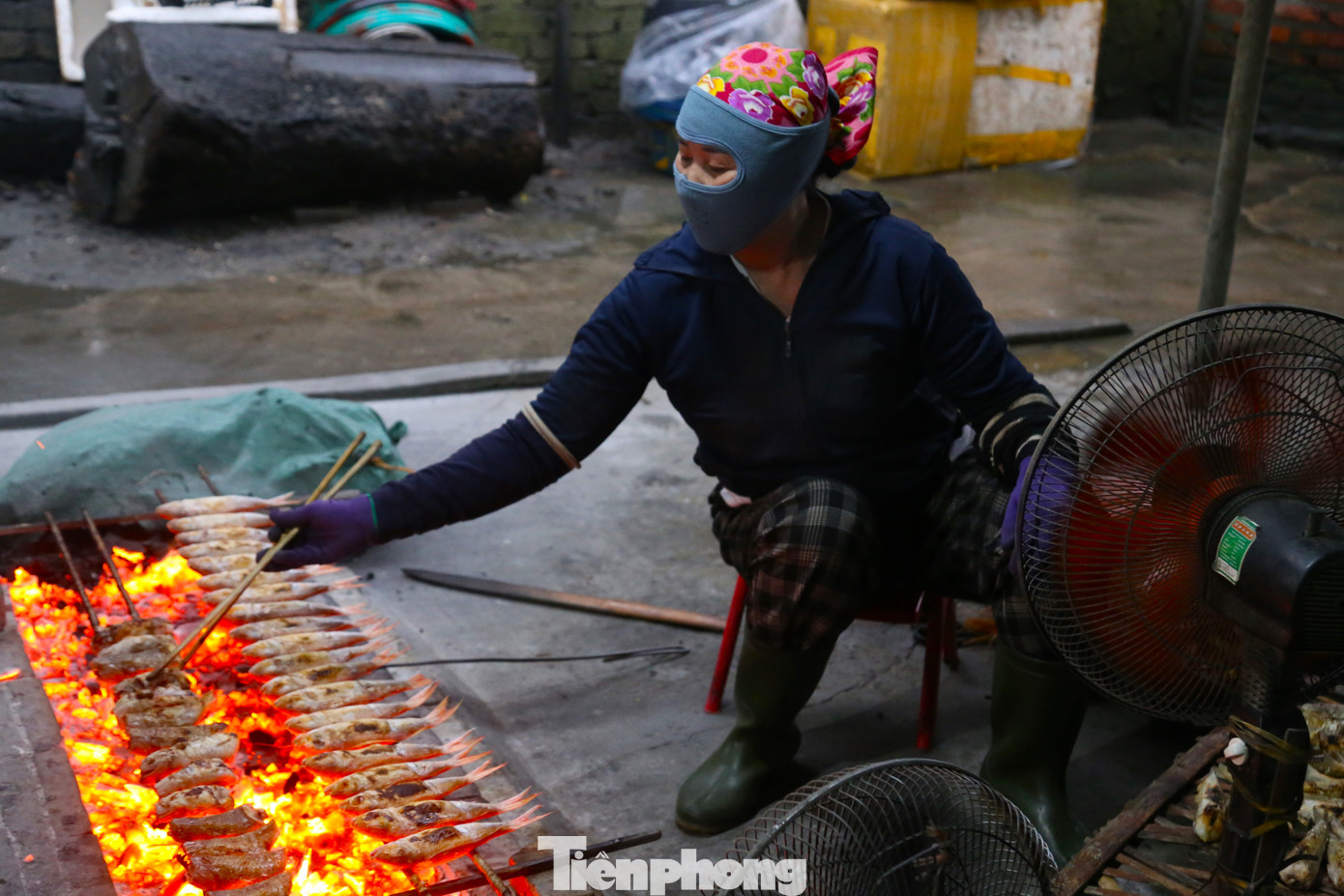 Nướng cá là công việc vất vả. Không chỉ trong ngày hè nóng bức mà những ngày giá rét cũng khiến những người phụ nữ nướng cá toát mồ hôi khi phải suốt ngày ngồi cạnh than hồng.