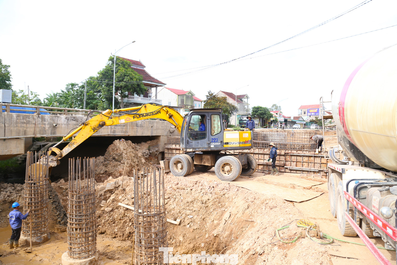 Đại diện nhà thầu cho biết phải vừa thi công vừa “chờ” mặt bằng. Đối với những mặt bằng đã được bàn giao, đơn vị đã triển khai đồng loạt 10 mũi thi công cả đường và cầu. Do tuyến đường có lượng người và phương tiện lưu thông đông đúc nên đơn vị cũng quán triệt tinh thần vừa thi công nhưng cũng vừa phải đảm bảo an toàn giao thông. Đại diện nhà thầu cho biết phải vừa thi công vừa “chờ” mặt bằng. Đối với những mặt bằng đã được bàn giao, đơn vị đã triển khai đồng loạt 10 mũi thi công cả đường và cầu. Do tuyến đường có lượng người và phương tiện lưu thông đông đúc nên đơn vị cũng quán triệt tinh thần vừa thi công nhưng cũng vừa phải đảm bảo an toàn giao thông.