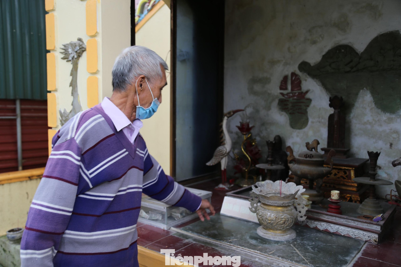 Hơn 20 năm trông coi đền làng Hiếu, ông Võ Văn Hạ (74 tuổi) nói ngôi đền này đã có tuổi thọ khoảng 300 năm, là nơi thờ các vị thần Cao Sơn, Cao Các, Đức Thánh Mẫu, Sát Hải Đại Vương Hoàng Tá Thôn. Đặc biệt, đền thờ cá Ông với quan niệm là vị thần hộ mệnh mỗi khi bám biển.