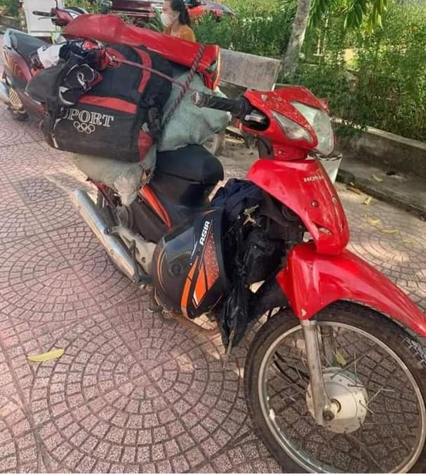 Chiếc xe máy của Xồng Bá Rống chất đầy hành lý