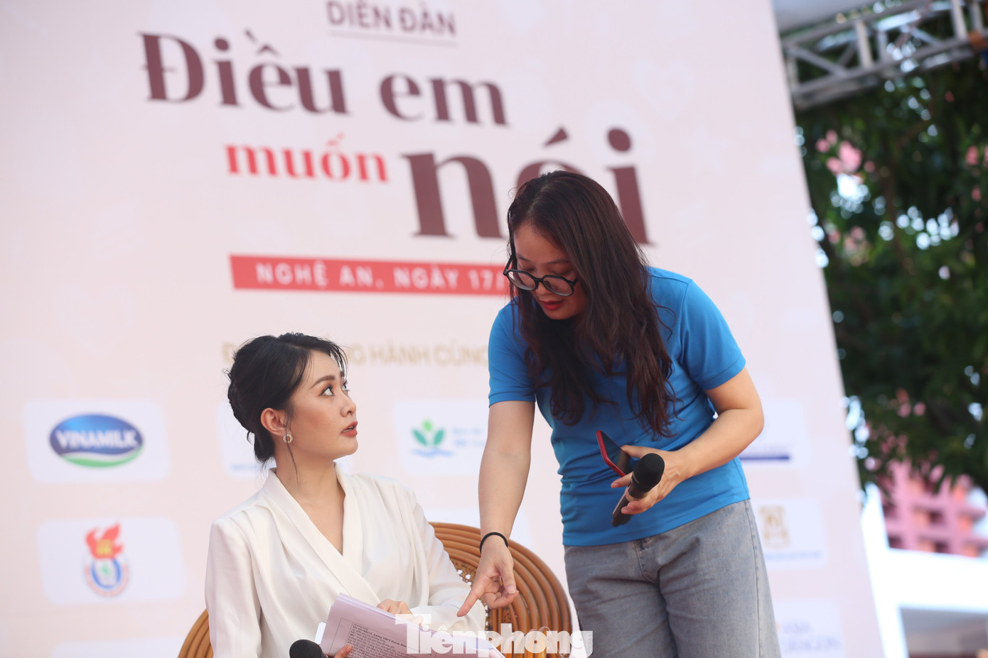 Nhà báo Nghiêm Huê trao đổi kịch bản chương trình cùng MC Hà Phương