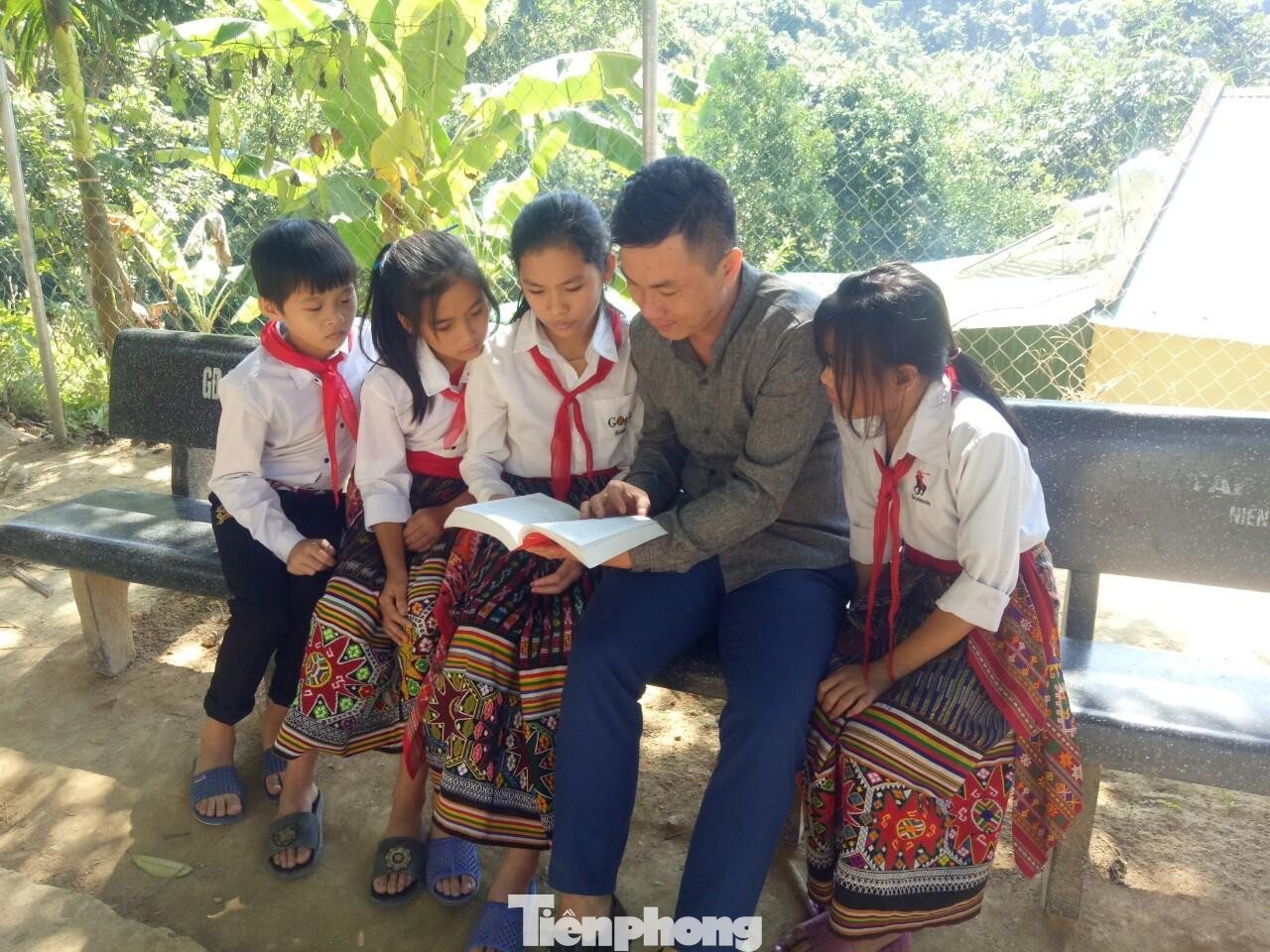 Thời gian rảnh, thầy bổ trợ thêm kiến thức cho học sinh