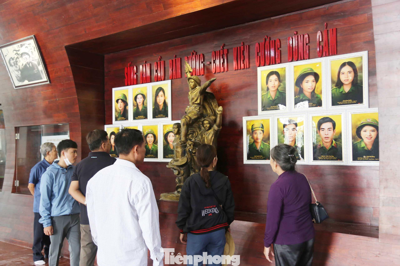 Những bức ảnh phục chế màu của 13 liệt sĩ thanh niên xung phong vừa được nhóm bạn trẻ Team Lee dành tặng Ban quản lý Khu di tích Quốc gia Truông Bồn nhân kỷ niệm 54 năm chiến thắng Truông Bồn được đặt trang trọng tại Khu Bảo tàng. Bằng tất cả niềm tâm huyết và lòng biết ơn, nhóm đã góp phần làm chân thực, sắc nét hơn hình ảnh tuổi thanh xuân của các cô gái, chàng trai thanh niên xung phong Truông Bồn năm ấy.