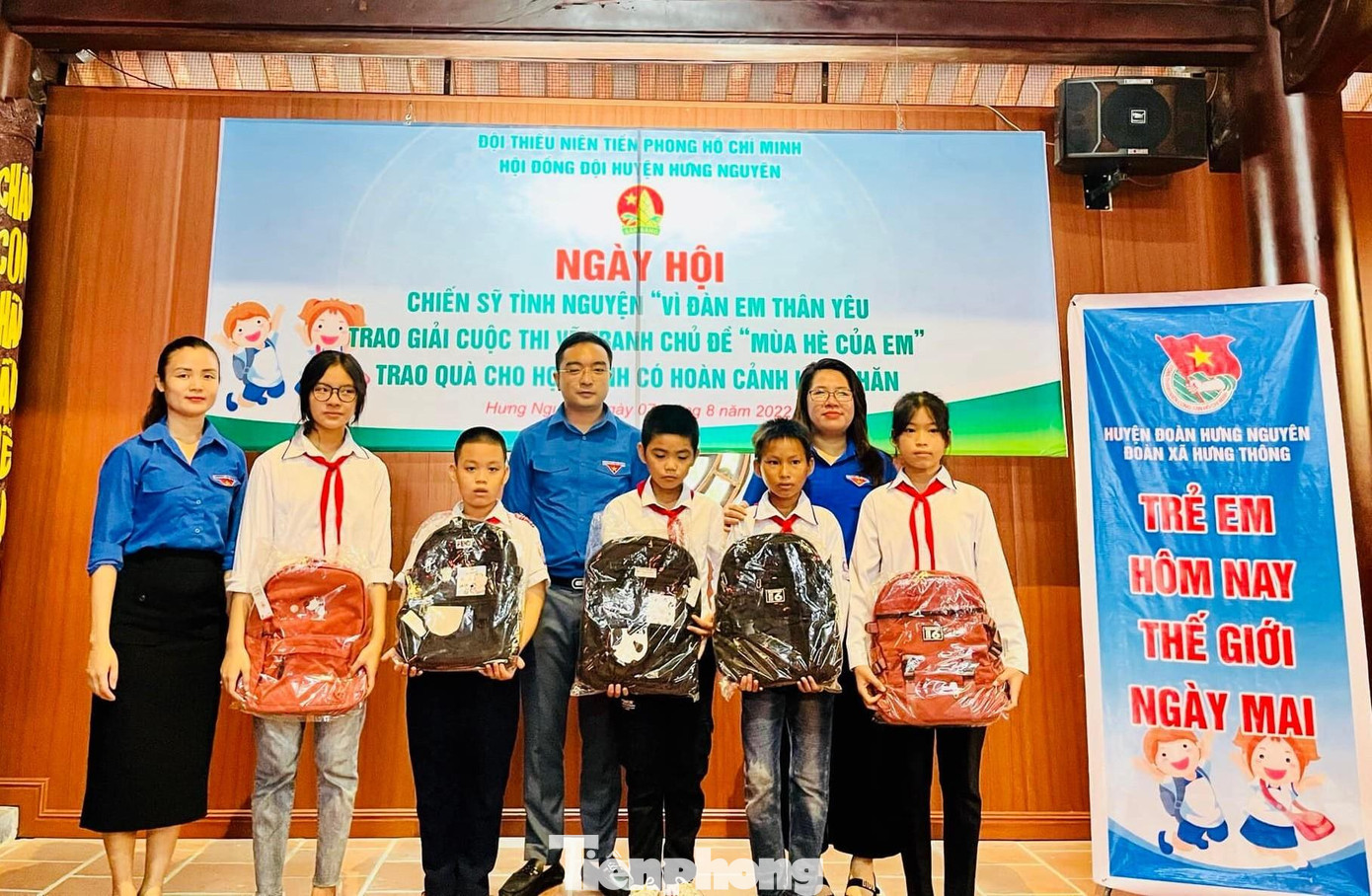 Trao 6 suất quà cho “Em nuôi của Đoàn”