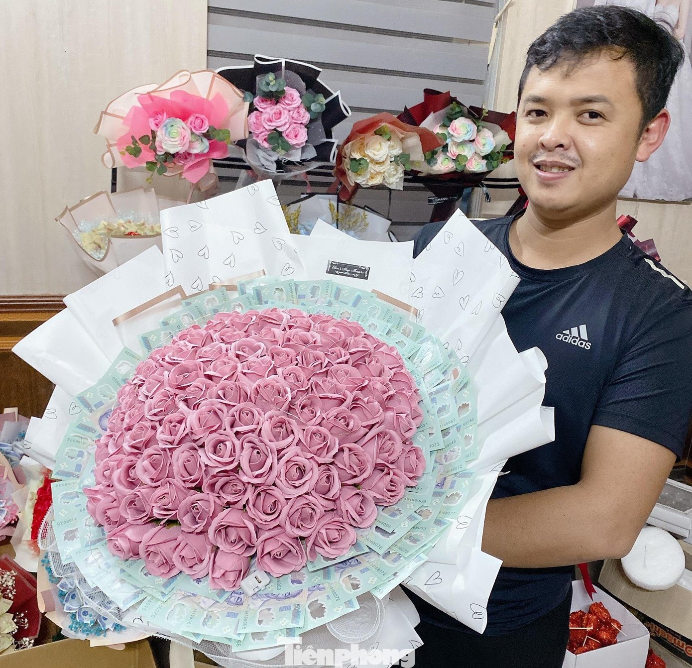 “Đối tượng khách hàng chủ yếu là người đi làm ăn xa, đi xuất khẩu lao động đặt hàng cho shop qua điện thoại, chuyển tặng mẹ, vợ, bạn gái. Hoa lụa và sáp chỉ từ 400.000 - 500.000 đồng/bó tùy vào kích thước và kiểu dáng. Các bó hoa bằng tiền thật có giá nhỉnh hơn từ 1 - 2 triệu đồng/bó; có những bó cả chục triệu đồng”, anh Trung chia sẻ.