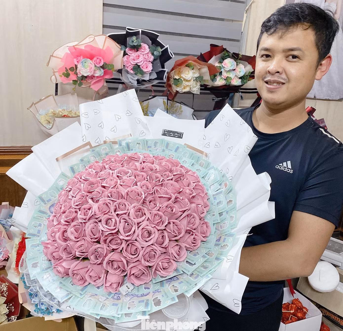 “Đối tượng khách hàng chủ yếu là người đi làm ăn xa, đi xuất khẩu lao động đặt hàng cho shop qua điện thoại, chuyển tặng mẹ, vợ, bạn gái. Hoa lụa và sáp chỉ từ 400.000 - 500.000 đồng/bó tùy vào kích thước và kiểu dáng. Các bó hoa bằng tiền thật có giá nhỉnh hơn từ 1 - 2 triệu đồng/bó; có những bó cả chục triệu đồng”, anh Trung chia sẻ.