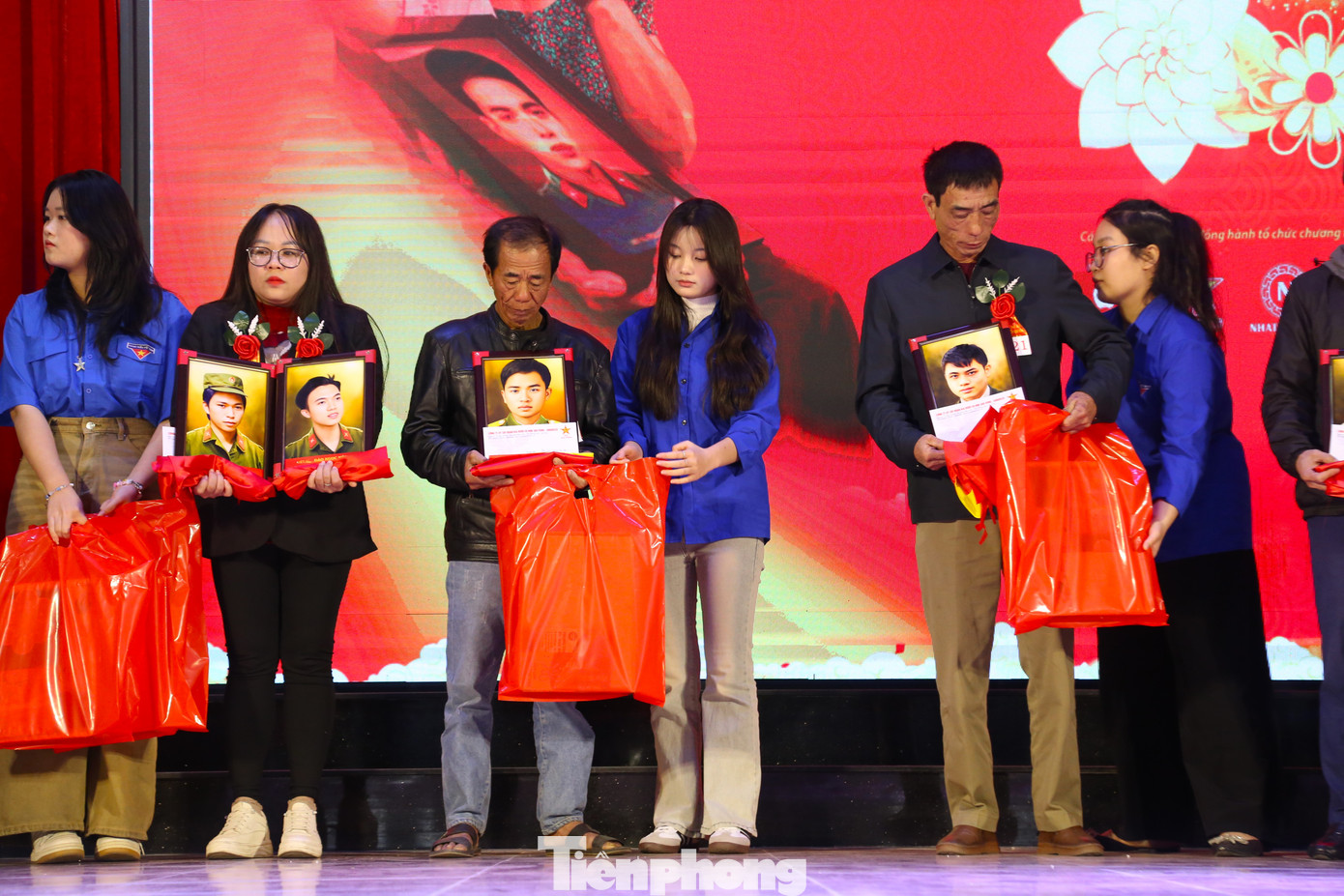 Các tình nguyện viên trường Đại học Vinh hỗ trợ thân nhân các gia đình liệt sĩ tại chương trình.