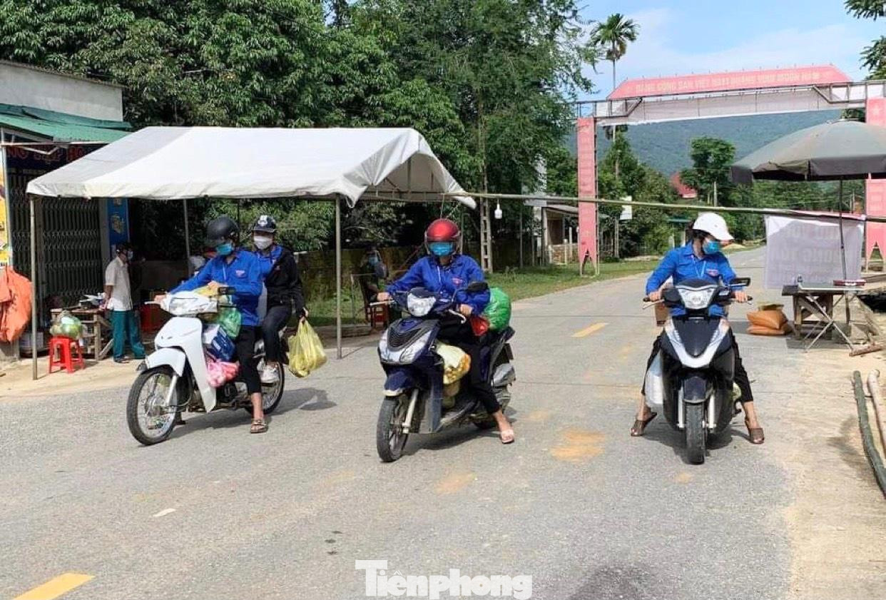 Từ ngày 7/9 đến nay, huyện Quế Phong (Nghệ An) ghi nhận 12 ca nhiễm COVID-19, trong đó có 8 ca cộng đồng. Nhận định những ca bệnh này rất phức tạp, nguy cơ lây nhiễm cao, Ban Chỉ đạo phòng chống dịch COVID-19 tỉnh Nghệ An quyết định thực hiện cách ly xã hội theo Chỉ thị 16 toàn bộ xã Tri Lễ và Mường Nọc và biện pháp nâng cao trên một mức so với Chỉ thị 16 xóm chợ (xã Tri Lễ) và xóm Phong Quang (xã Mường Nọc).