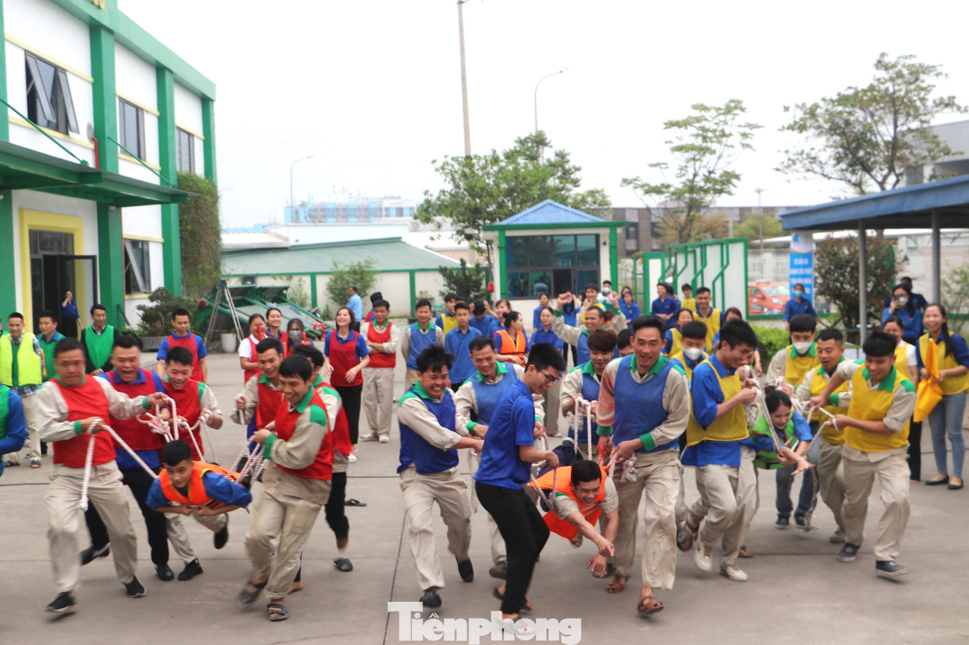 Tổ chức các trò chơi hoạt náo team building... Tổ chức các trò chơi hoạt náo team building...