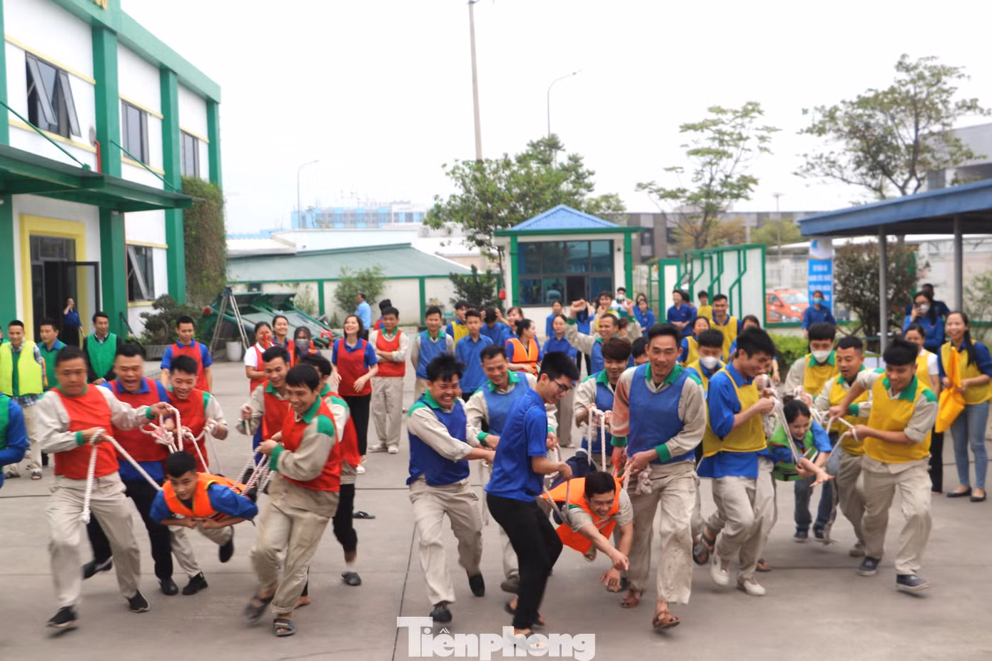 Tổ chức các trò chơi hoạt náo team building... Tổ chức các trò chơi hoạt náo team building...