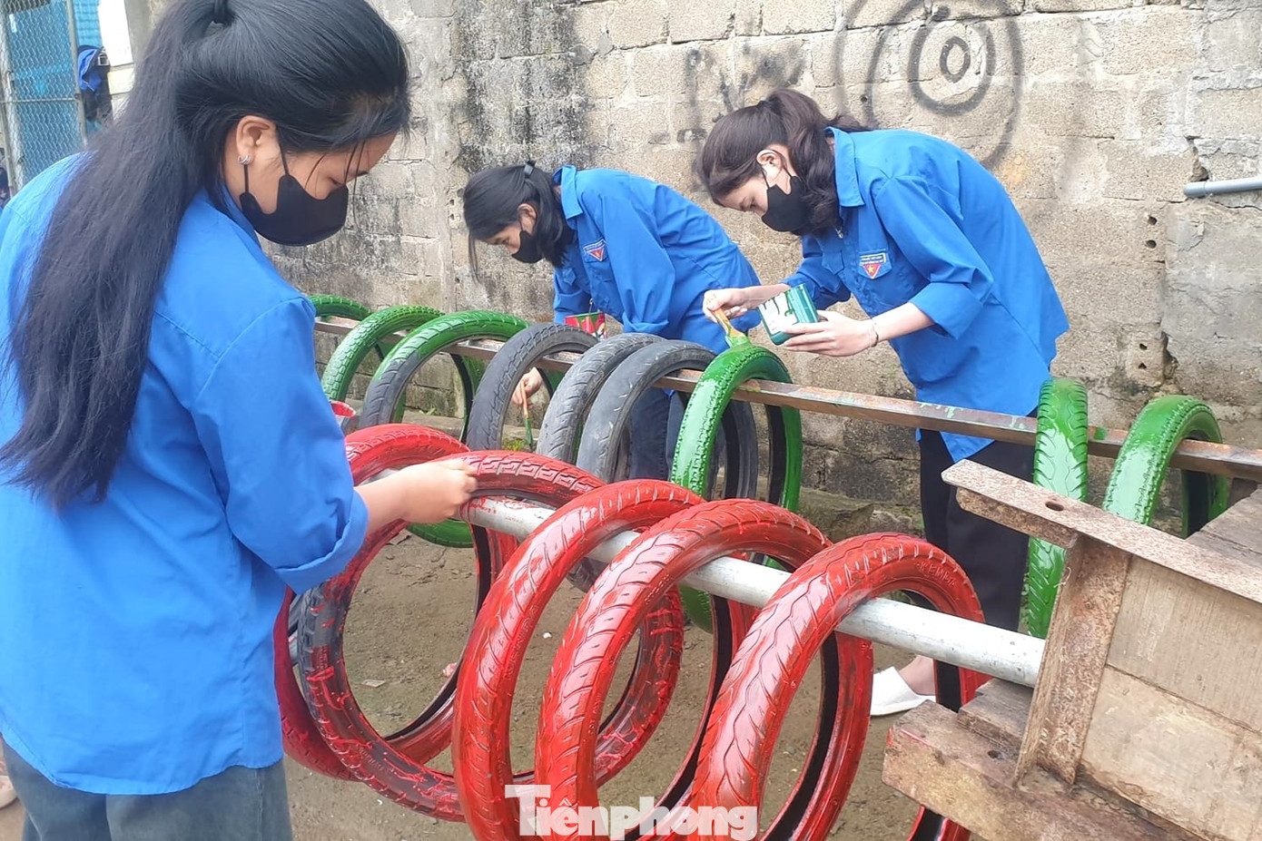 Những chiếc lốp xe cũ sau khi được vệ sinh sạch sẽ sẽ được sơn màu.