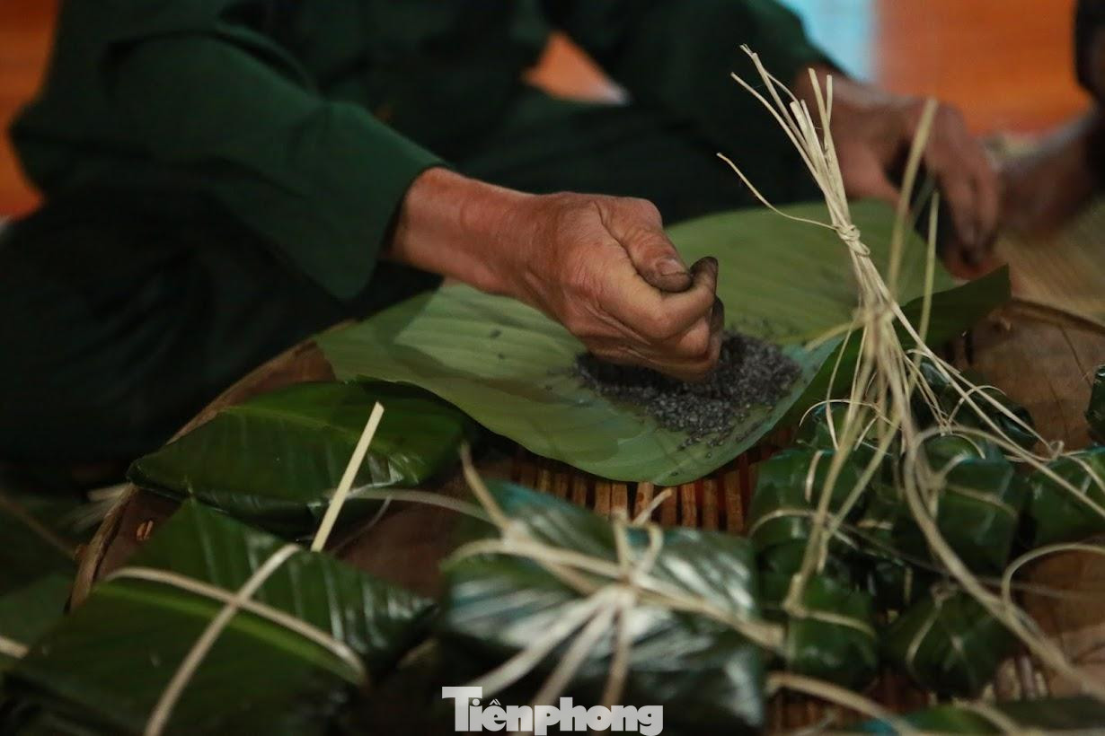 Bánh chưng đen người Thái Tày Thanh ở Qùy Hợp không có nhân. Lá gói bánh cũng dùng lá dong rừng rửa sạch, lau khô mới đem gói.