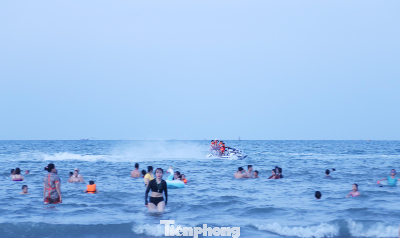 Với lượng du khách đông, các dịch vụ trên bãi tắm cũng trở nên bận rộn.