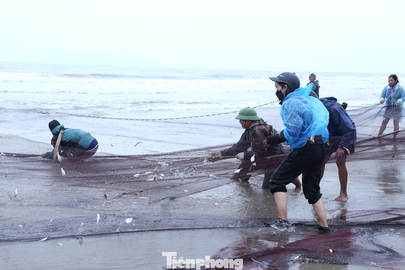 Mỗi ngày người dân sẽ kéo 4-5 đợt. Mỗi đợt sẽ mất khoảng 2-3h đồng hồ. Thời gian kéo lưới rùng ngư dân thường chọn vào sáng sớm và có thể kéo dài đến chiều tối, tùy thuộc vào thời tiết nên không cố định thời gian trong ngày. Mỗi ngày người dân sẽ kéo 4-5 đợt. Mỗi đợt sẽ mất khoảng 2-3h đồng hồ. Thời gian kéo lưới rùng ngư dân thường chọn vào sáng sớm và có thể kéo dài đến chiều tối, tùy thuộc vào thời tiết nên không cố định thời gian trong ngày.