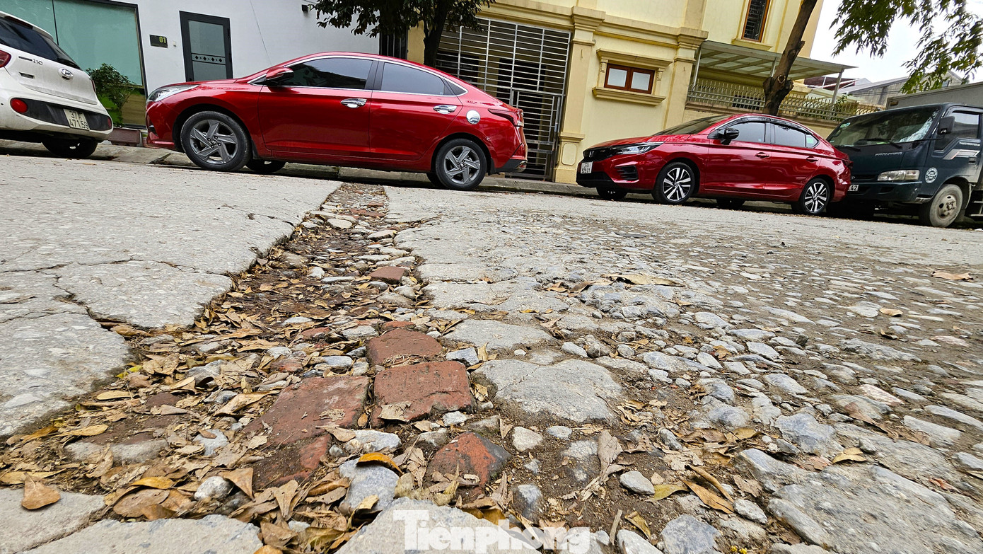 Mặt đường nham nhở, hư hỏng nặng khiến người dân đi lại khó khăn.