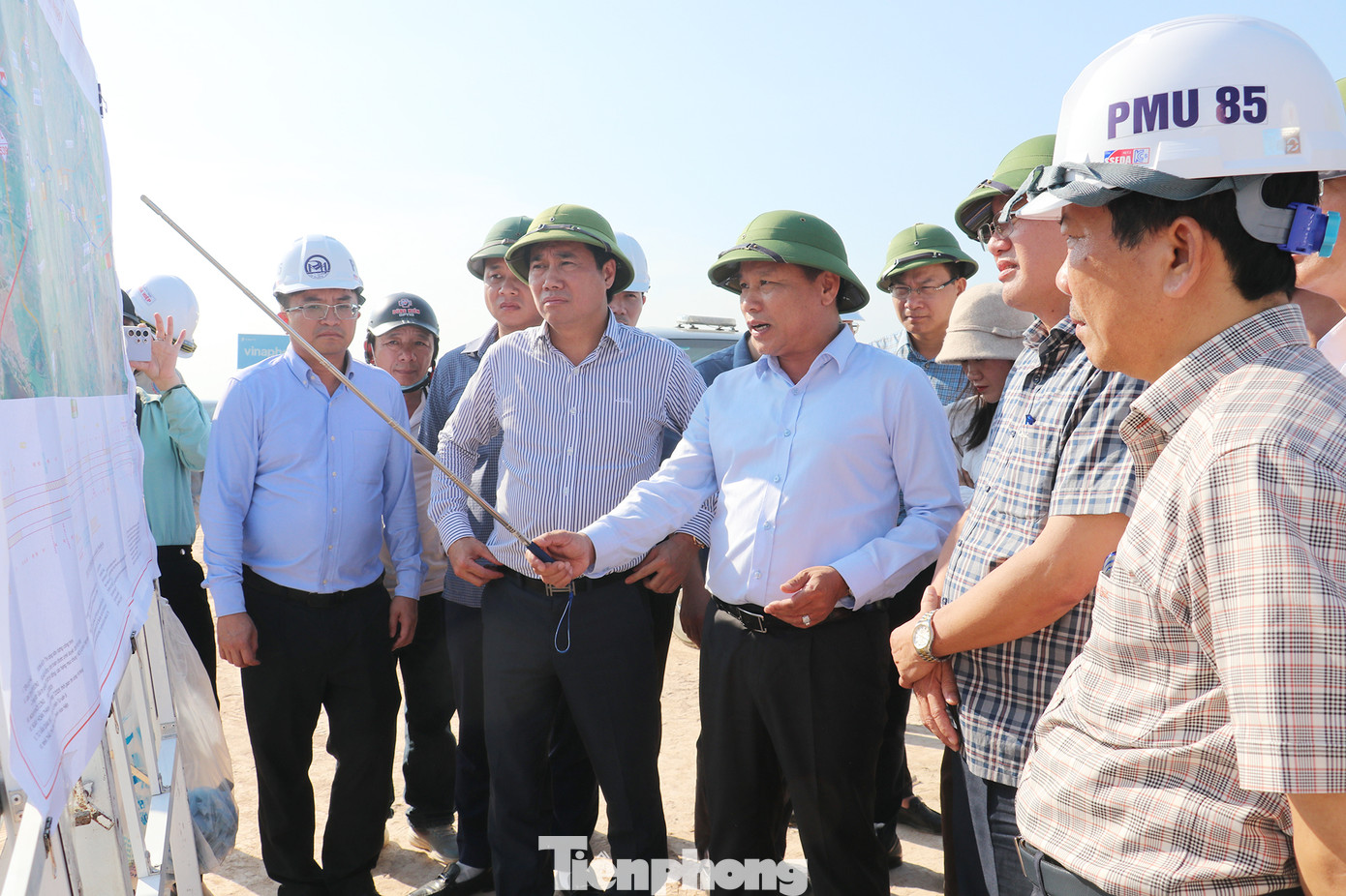 Trước đó, ngày 28/5, UBND tỉnh Nghệ An cũng có văn bản chỉ đạo tiếp tục đôn đốc đẩy nhanh tiến độ thực hiện công tác bồi thường, hỗ trợ và tái định cư dự án cải tạo, mở rộng quốc lộ 46 đoạn Vinh - Nam Đàn. Theo đó, ưu tiên hoàn thành công tác đo đạc kiểm đếm, phê duyệt phương án bồi thường, bàn giao mặt bằng cho đơn vị thi công thực hiện dự án trước ngày 30/6. Trong ảnh, ông Hoàng Phú Hiền, Phó Chủ tịch UBND tỉnh Nghệ An báo cáo tình hình triển khai dự án cải tạo, mở rộng quốc lộ 46 đoạn Vinh – Nam Đàn với Thứ trưởng Nguyễn Tường Văn và đoàn công tác Bộ Xây dựng. Trước đó, ngày 28/5, UBND tỉnh Nghệ An cũng có văn bản chỉ đạo tiếp tục đôn đốc đẩy nhanh tiến độ thực hiện công tác bồi thường, hỗ trợ và tái định cư dự án cải tạo, mở rộng quốc lộ 46 đoạn Vinh - Nam Đàn. Theo đó, ưu tiên hoàn thành công tác đo đạc kiểm đếm, phê duyệt phương án bồi thường, bàn giao mặt bằng cho đơn vị thi công thực hiện dự án trước ngày 30/6. Trong ảnh, ông Hoàng Phú Hiền, Phó Chủ tịch UBND tỉnh Nghệ An báo cáo tình hình triển khai dự án cải tạo, mở rộng quốc lộ 46 đoạn Vinh – Nam Đàn với Thứ trưởng Nguyễn Tường Văn và đoàn công tác Bộ Xây dựng.