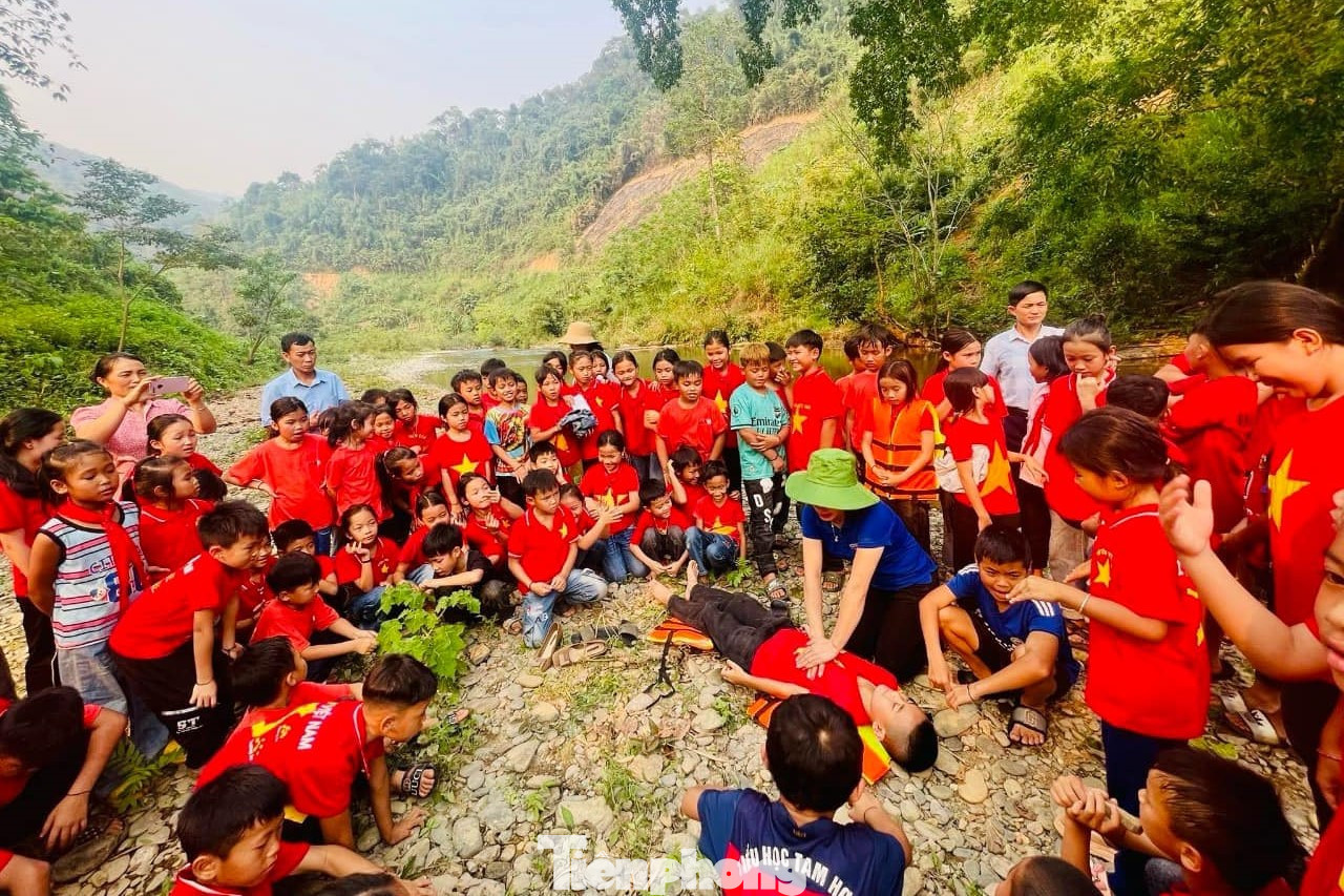 Hướng dẫn học sinh cách sơ cứu khi bạn bị đuối nước.